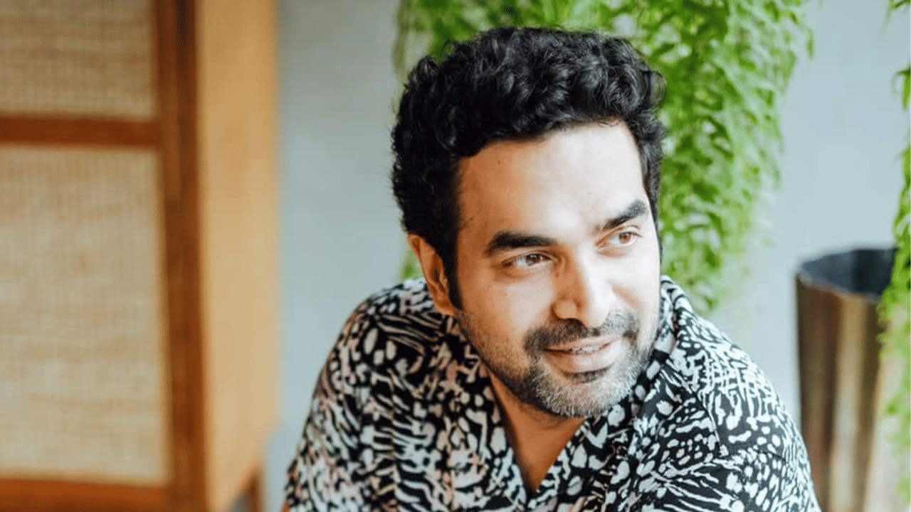 കഴിഞ്ഞ കുറച്ച് വർഷങ്ങളായി തന്റെ വ്യക്തി ജീവിതത്തിന്റെ പേരിലാണ് അദ്ദേഹം കൂടുതലും വാർത്തകളിൽ നിറയുന്നത്. പ്രണയങ്ങളാണ് പ്രധാനമായും ഗോപി സുന്ദറിനെ വിവാദ നായകനാക്കിയത്. അതിനാൽ തന്നെ, താരം സമൂഹമാധ്യമങ്ങളിൽ പങ്കുവെക്കുന്ന പോസ്റ്റുകൾ വലിയ ശ്രദ്ധ നേടാറുണ്ട്. ഇപ്പോഴിതാ, തന്റെ ഒരു വീട് വില്പനയ്ക്ക് വെച്ചിരിക്കുന്നുവെന്ന വിവരമാണ് താരം പങ്കുവെച്ചിരിക്കുന്നത്. (Image Credits: Gopi Sundar Facebook)