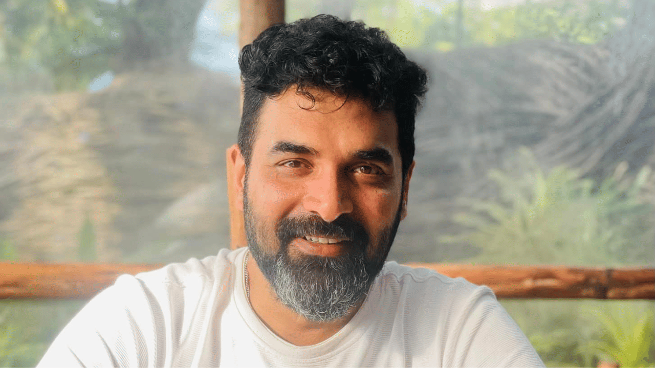 മലയാളികൾക്ക് ഏറെ സുപരിചിതനായ സംഗീത സംവിധായകനാണ് ഗോപി സുന്ദർ. 2006-ൽ പുറത്തിറങ്ങിയ 'നോട്ട്ബുക്ക്' എന്ന ചിത്രത്തിൽ പശ്ചാത്തല സംഗീതം നൽകിക്കൊണ്ടാണ് അദ്ദേഹം തുടക്കം കുറിച്ചത്. പിന്നീട്, ഫ്ലാഷ് എന്ന സിനിമയിലൂടെ സംഗീത സംവിധായകൻ എന്ന നിലയിലേക്ക് അദ്ദേഹം ഉയർന്നു. മലയാള സിനിമയിൽ മാത്രമല്ല തമിഴിലും തെലുങ്കിലും ഗോപി സൂപ്പർഹിറ്റ് ഗാനങ്ങൾ സമ്മാനിച്ചു. (Image Credits: Gopi Sundar Facebook)