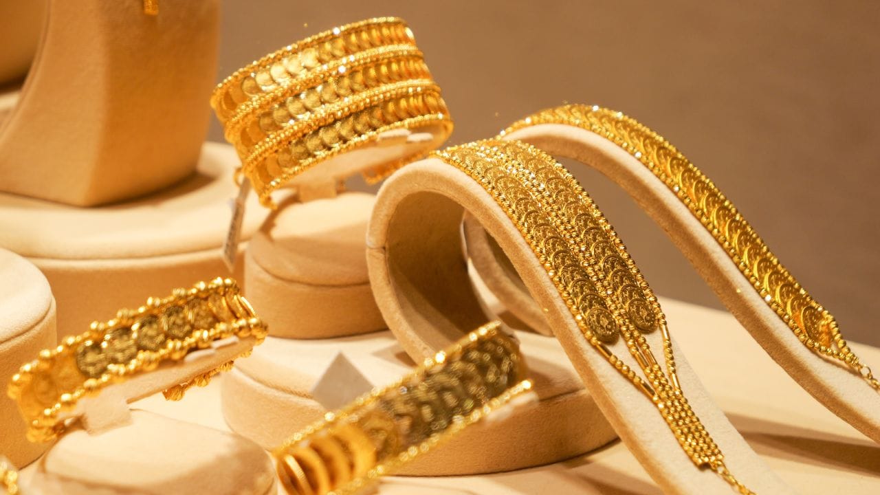 തുടര്‍ച്ചയായ ദിവസങ്ങളില്‍ വമ്പന്‍ കുതിപ്പ് നടത്തിയിരുന്ന സ്വര്‍ണം സഡന്‍ ബ്രേക്കിട്ടു. സംസ്ഥാനത്ത് ഇന്ന് സ്വര്‍ണം വാങ്ങിക്കാന്‍ പറ്റിയ ദിവസമാണ്. ഏറെ നാളായി ഉയര്‍ന്നുകൊണ്ടിരുന്ന സ്വര്‍ണവില ഉപഭോക്താക്കളെ നിരാശയിലാക്കിയിരുന്നു. (Image Credits: Getty Images)