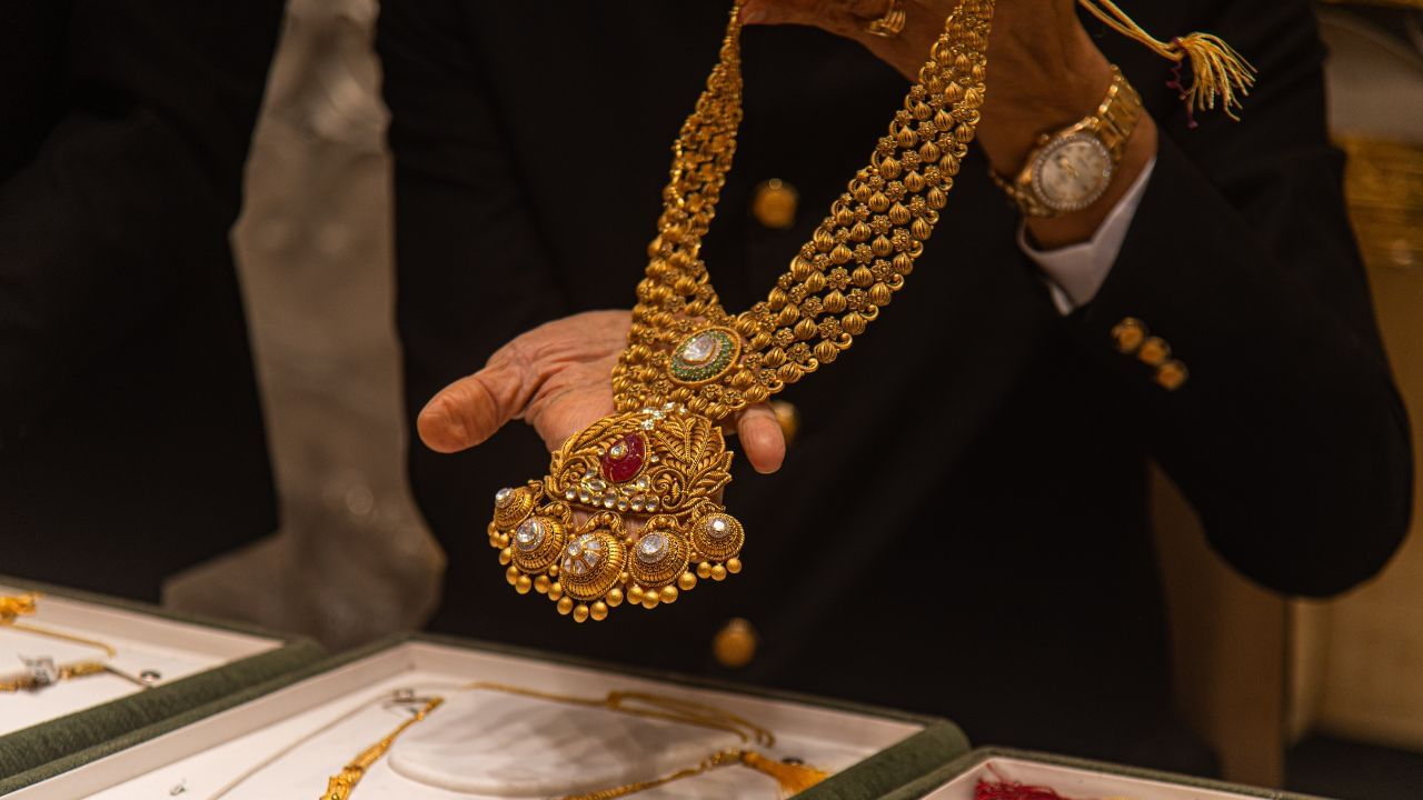 Gold Rate: സ്റ്റോപ്പ് പ്ലീസ്; ഇങ്ങനെ മോഹിപ്പിച്ച് കടക്കല്ലേ, സ്വര്ണവില 59,000ത്തിന്റെ റൊക്കോര്ഡിട്ടു Gold Rate: സ്റ്റോപ്പ് പ്ലീസ്; ഇങ്ങനെ മോഹിപ്പിച്ച് കടക്കല്ലേ, സ്വര്ണവില 59,000ത്തിന്റെ റൊക്കോര്ഡിട്ടു