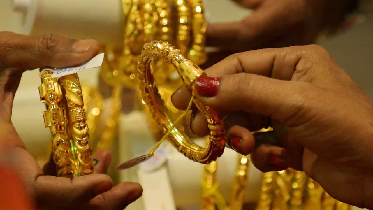 Gold Rate: വരില്ല നീ; സ്വര്ണവില 60,000 ത്തിലേക്ക്, താഴെ വരുമെന്ന പ്രതീക്ഷ ഇനി വേണോ? Gold Rate: വരില്ല നീ; സ്വര്ണവില 60,000 ത്തിലേക്ക്, താഴെ വരുമെന്ന പ്രതീക്ഷ ഇനി വേണോ?