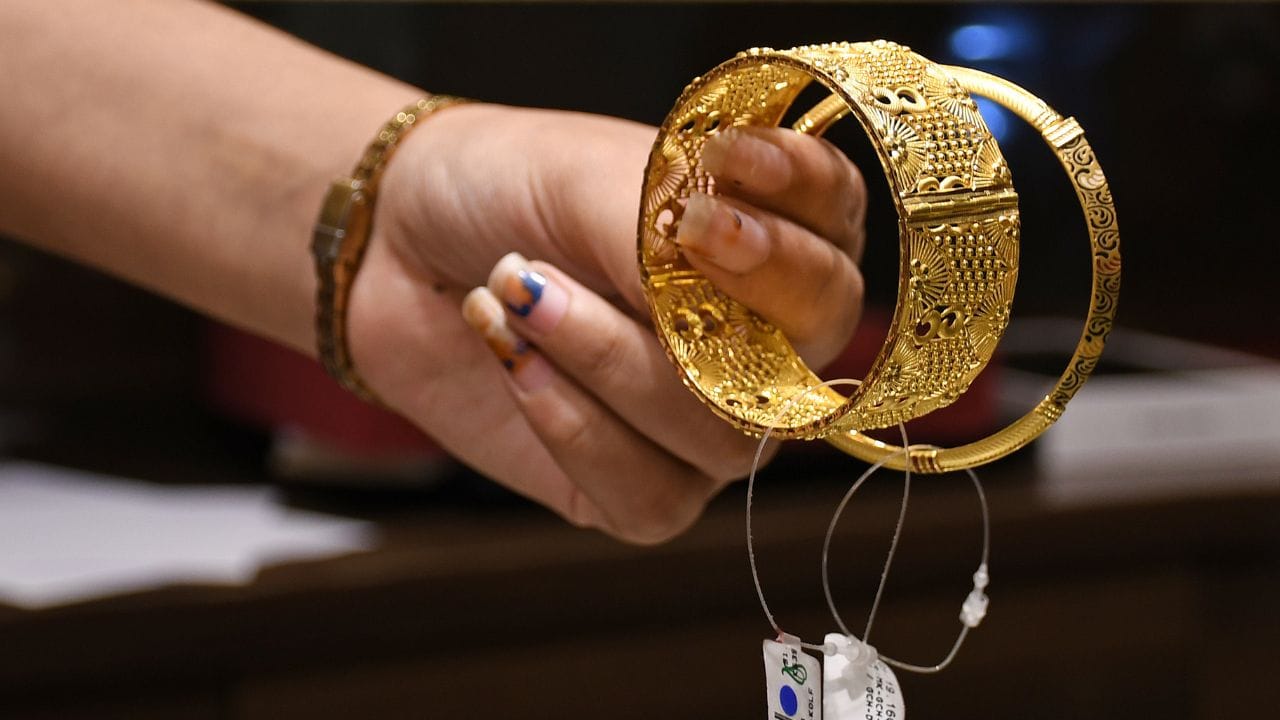 സംസ്ഥാനത്ത് സ്വര്‍ണവില വീണ്ടും ഉയര്‍ന്നു. റെക്കോര്‍ഡ് വിലയിലേക്കാണ് സ്വര്‍ണം ഉയര്‍ന്നുകൊണ്ടിരിക്കുന്നത്. ഇതോടെ സാധാരണക്കാരന്റെ സ്വര്‍ണ സ്വപ്‌നങ്ങള്‍ക്ക് വിള്ളലേല്‍ക്കുകയാണ്. (Image Credits: Getty Images)
