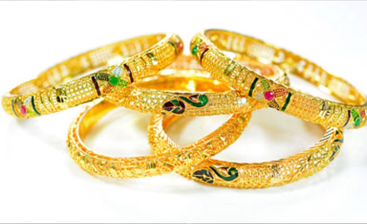 കഴിഞ്ഞ 10 ദിവസത്തിനിടെ പവന് 2,040 രൂപയും ​ഗ്രാമിന് 255 രൂപയുമാണ് കൂടിയത്.  ജിഎസ്ടിയും പണിക്കൂലിയും ഹോൾമാർക്ക് ചാർജും കൂടിച്ചേരുമ്പോൾ പവന് ഏകദേശം 61,000 രൂപയോളം വരും. (Image Credits: jayk7)