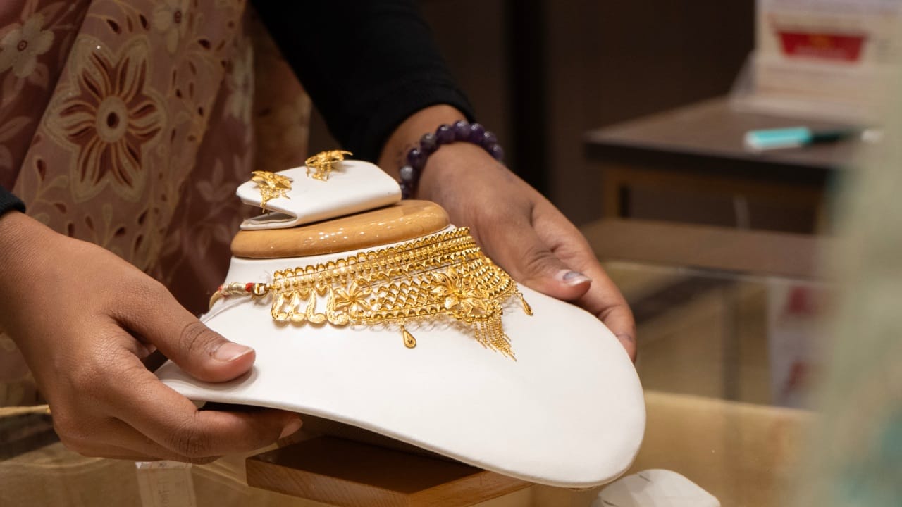 സംസ്ഥാനത്ത് സ്വർണത്തിൻ്റെ വില വീണ്ടും വർധിക്കുന്നു. പവന് ഇന്ന് വർധിച്ചത് 200 രൂപയാണ്. ഒക്ടോബർ 11നെ അപേക്ഷിച്ച് ഗ്രാമിന് 25 രൂപയും വർധിച്ചു. മുൻപ് കുറച്ചുദിവസങ്ങളിൽ തുടർച്ചയായി സ്വർണത്തിന് വില കുറഞ്ഞിരുന്നു. ഇന്നലെ മുതൽ വീണ്ടും സ്വർണവില വർധിച്ചുതുടങ്ങി. (Image Credits - Getty Images)