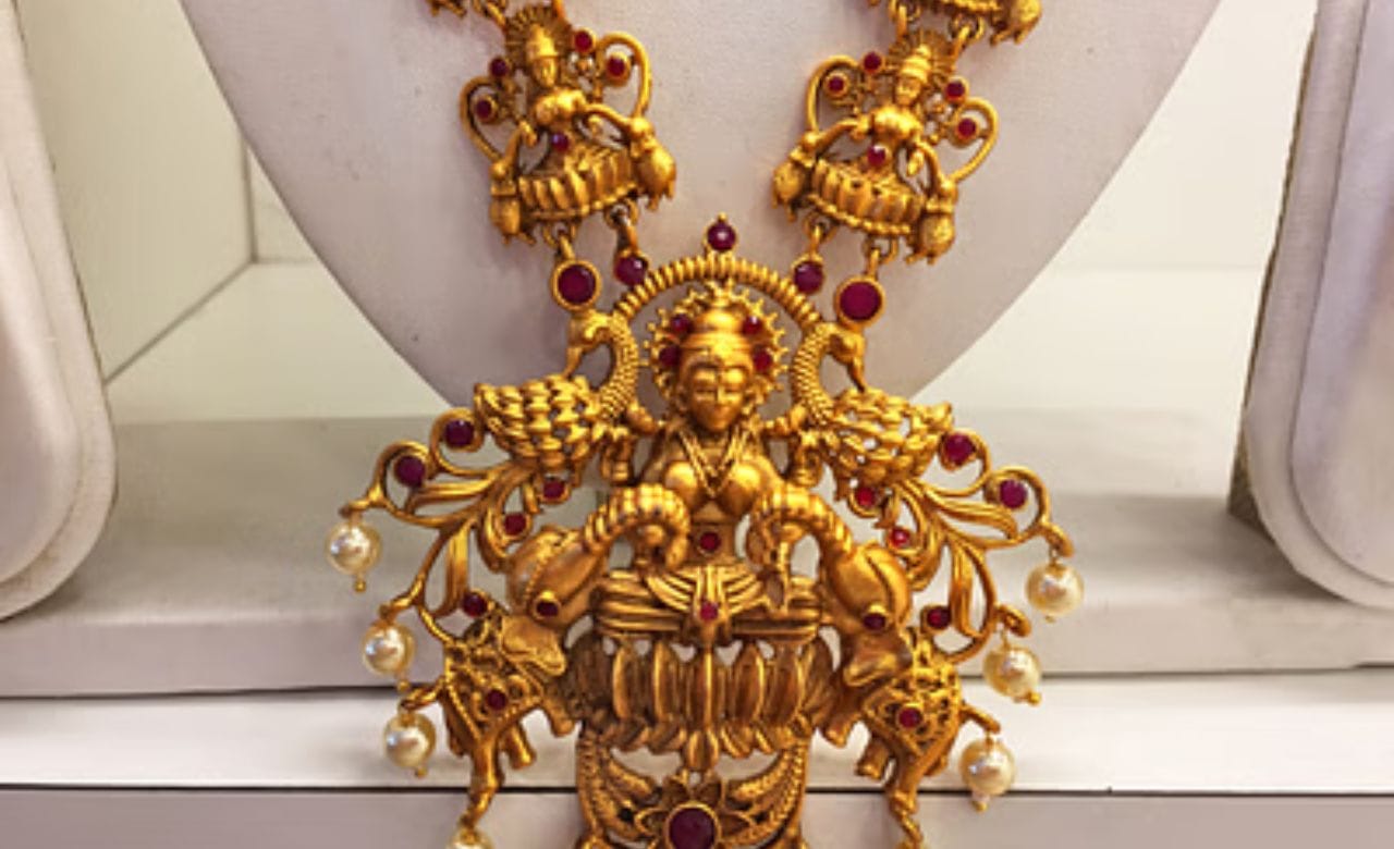 സ്വർണ്ണത്തിൽ തൊട്ടാൽ കെെപ്പൊള്ളും. ചരിത്രത്തിലാദ്യമായി സംസ്ഥാനത്ത് സ്വർണവില പവന് 58,000 രൂപ കടന്നു.  (Image Credits: NurPhoto)  