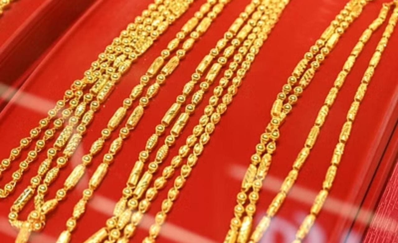 അന്താരാഷ്‌ട്ര വിപണിയിലും സ്വര്‍ണവില മുകളിലേക്ക് ഉയരുകയാണ്. ഈ വര്‍ഷം ഡിസംബറോടെ സ്വര്‍ണവില ഗ്രാമിന് 7550 രൂപയിലേക്കെത്തുമെന്നാണ് ആഗോള ഏജന്‍സിയായ ഫിച്ച് സൊല്യൂഷന്‍ വിലയിരുത്തുന്നത്.(Image Credits: Costfoto/NurPhoto via Getty Images)