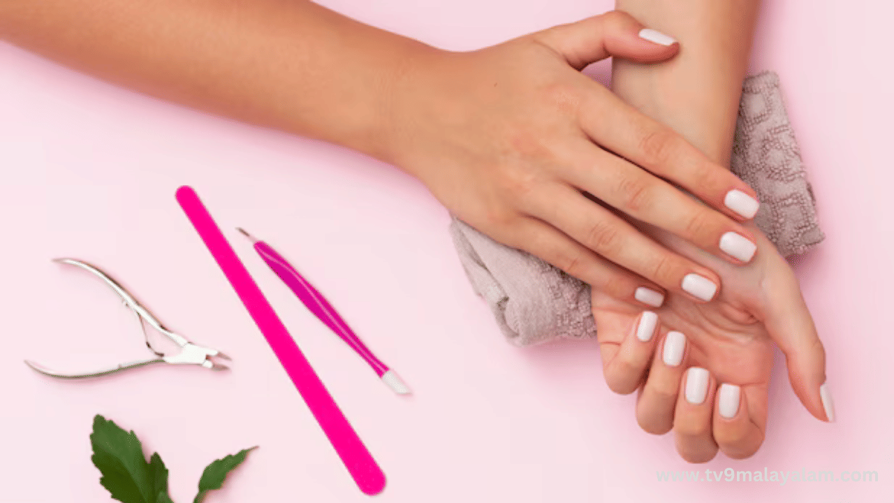 ആരോഗ്യ പരിശോധനകൾ ചെലവേറിയതാണ്. എന്നാൽ നഖങ്ങൾ നിങ്ങളുടെ ആരോഗ്യം എങ്ങനെയെന്ന് പറയും. നിങ്ങളിത് ശ്രദ്ധിച്ചിട്ടുണ്ടോ? ചിലപ്പോൾ നിങ്ങളുടെ ചർമ്മത്തിന്റെ നിറം, മുടിയുടെ അവസ്ഥ, നഖങ്ങൾ എന്നിവ പരിശോധിച്ചാൽ നിങ്ങളുടെ ശരീരത്തിനുള്ളിൽ എന്താണ് സംഭവിക്കുന്നതെന്ന് മനസ്സിലാകും. (Image Credits: Freepik)