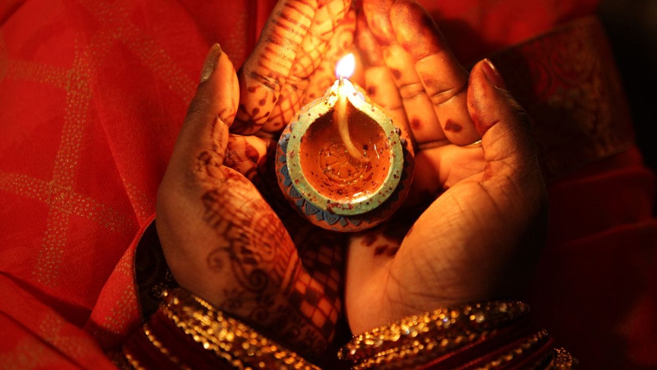 മറ്റ് മാസങ്ങളെ അപേക്ഷിച്ച് ഒക്ടോബറില്‍ അവധികള്‍ കൂടുതലാണ്. ഒക്‌ടോബര്‍ മൂന്നിന് നവരാത്രി ആരംഭത്തിന് തുടക്കമായതോടെ അവധികളും ആരംഭിച്ചു. പൂജവെപ്പ്, ദുര്‍ഗാഷ്ടമി, മഹാനവമി, വിജയദശമി എന്നിങ്ങനെ നീണ്ടു നവരാത്രിയിലെ അവധികള്‍. (Image Credits: NurPhoto/Getty Images Creative)