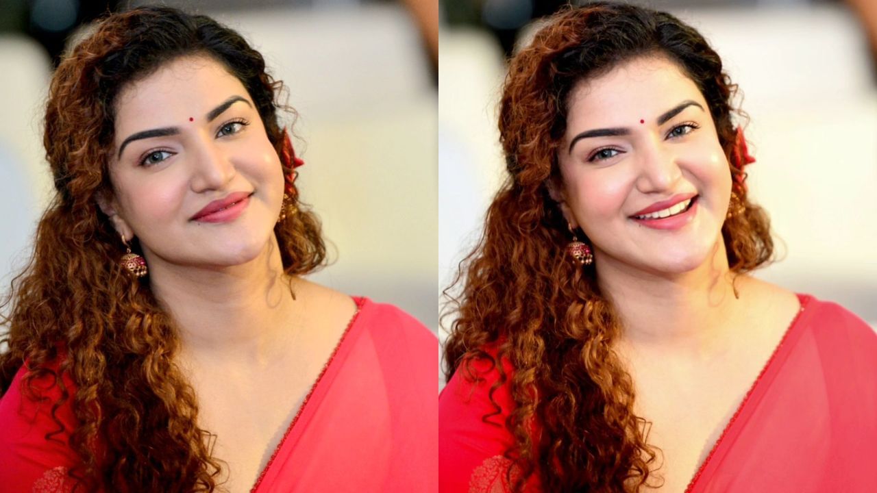 തനിക്ക് വേണ്ടി വസ്ത്രങ്ങള് തിരഞ്ഞെടുക്കുന്നത് അമ്മയാണെന്നാണ് താരം പറയുന്നത്. എന്റെ കോസ്റ്റിയൂമിന്റെ ഉത്തരവാദി അമ്മയാണ്. പക്ഷെ തെറി കേള്ക്കുന്നത് ഞാനും, എന്നാണ് ഹണി പറയുന്നത്. (Image Credits: Instagram)