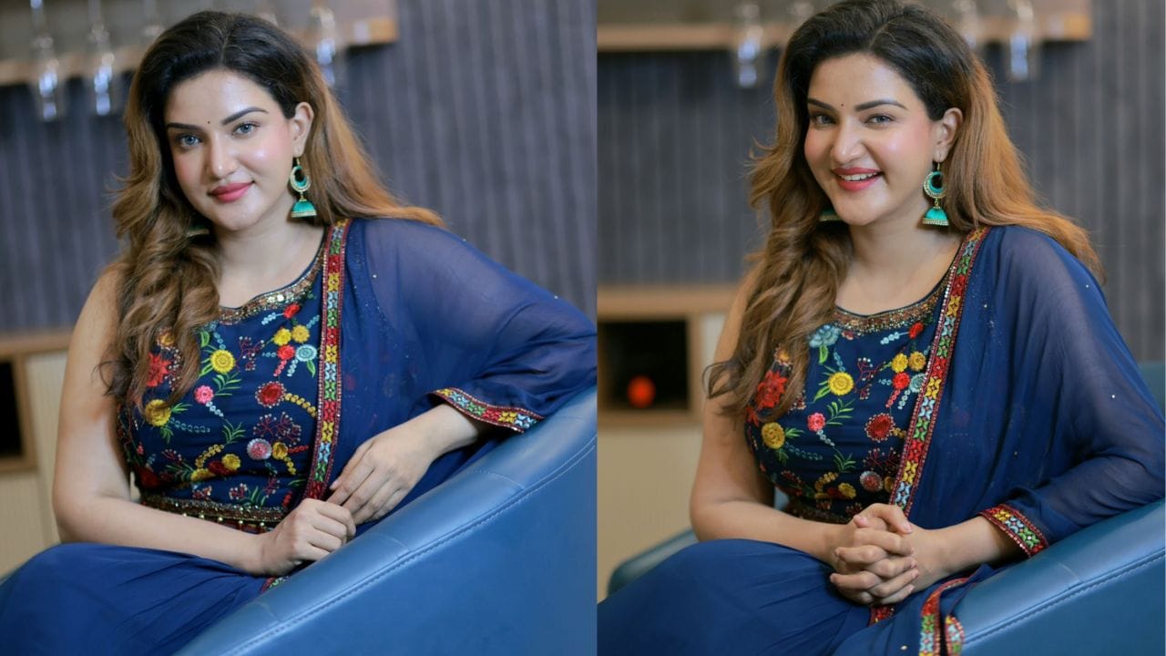 ബോയ്ഫ്രണ്ട് എന്ന ചിത്രത്തിലൂടെ മലയാള സിനിമയിലേക്കെത്തിയ നടിയാണ് ഹണി റോസ്. മലയാളം, തെലുഗ് ഉള്പ്പെടെ നിരവധി ഭാഷകളില് സജീവമാണിപ്പോള് താരം. മൂലമറ്റം സ്വദേശിനിയായ ഹണി ഈയടുത്തിടെയാണ് എറണാകുളത്തേക്ക് താമസം മാറിയത്. എന്നാല് ആഴ്ചയിലൊരിക്കല് താനും അച്ഛനും അമ്മയും മൂലമറ്റത്ത് പോകാറുണ്ടെന്നും അവിടെ നിന്നാണ് ഫ്ളാറ്റിലേക്കാവശ്യമായ പാലും വെള്ളവുമെല്ലാം എത്തിക്കുന്നതെന്നുമാണ് ഒറിജിനല്സ് എന്ന യൂട്യൂബ് ചാനലിന് നല്കിയ അഭിമുഖത്തില് ഹണി പറയുന്നത്. (Image Credits: Instagram)