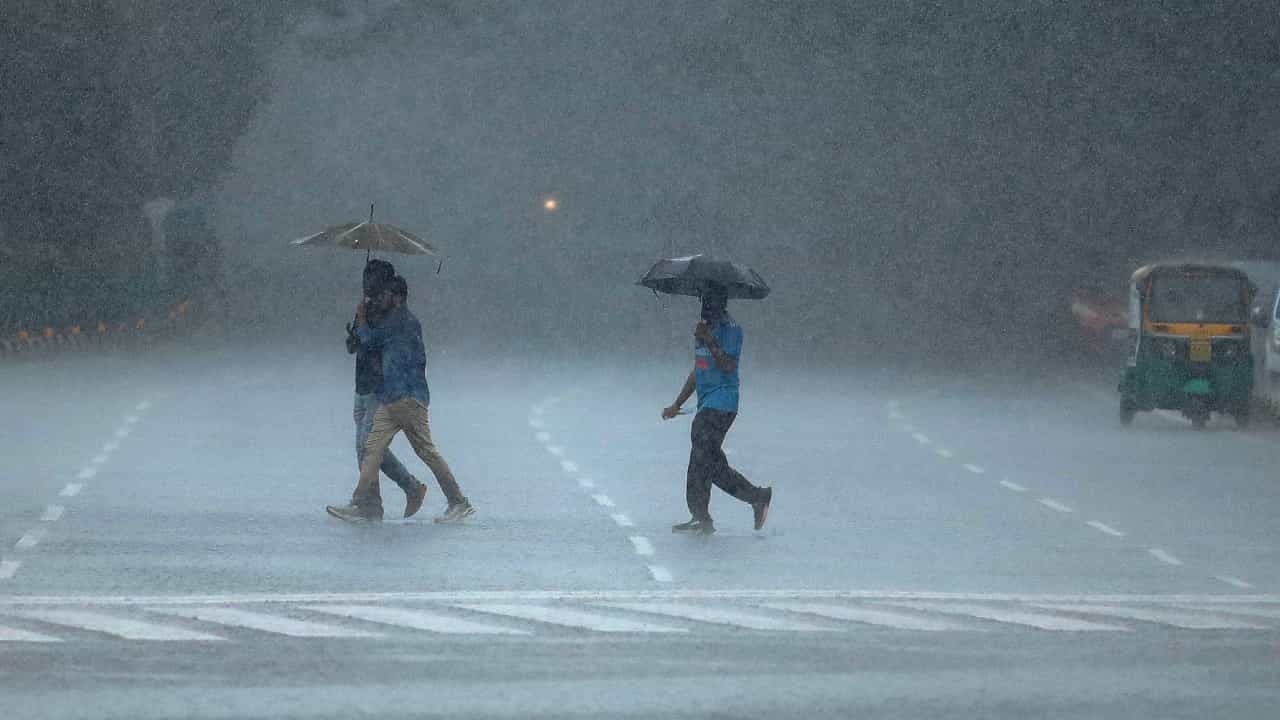Kerala Rain Alert: ചക്രവാത ചുഴി, തോരാതെ മഴ; 11 ജില്ലകളിൽ യെല്ലോ അലർട്ട്