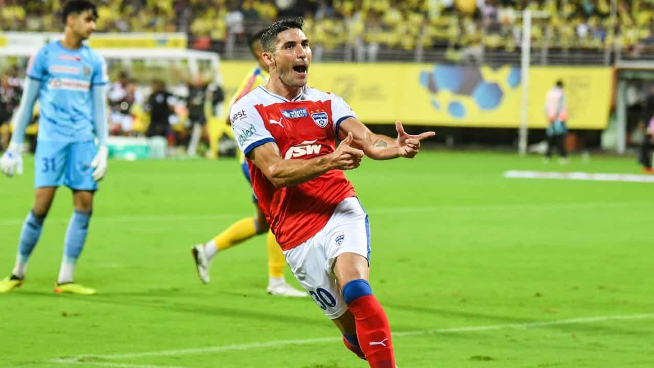 ISL 2024 : കൊച്ചിയിൽ വന്ന് ബ്ലാസ്റ്റേഴ്സിനെ പഞ്ഞിക്കിട്ട് ബെംഗളൂരു; ജയം ഒന്നിനെതിരെ മൂന്ന് ഗോളുകൾക്ക് ISL 2024 : കൊച്ചിയിൽ വന്ന് ബ്ലാസ്റ്റേഴ്സിനെ പഞ്ഞിക്കിട്ട് ബെംഗളൂരു; ജയം ഒന്നിനെതിരെ മൂന്ന് ഗോളുകൾക്ക്