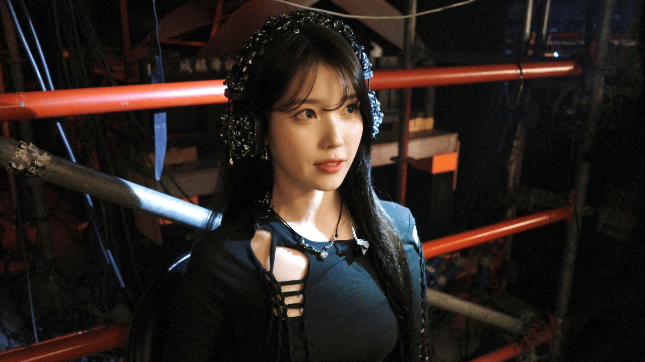 ഗ്രൂപ്പുകളുടെ ആധിപത്യം നിലനിൽക്കുന്ന കെ-പോപ്പ് മേഘലയിൽ, ഏറ്റവും കൂടുതൽ വരുമാനം നേടുന്ന സോളോ ആർട്ടിസ്റ്റ് ആണ് ഐയു എന്ന ലീ ജീ-യുൻ. ദക്ഷിണ കൊറിയയിലെ സിയോൾ ഒളിമ്പിക് സ്റ്റേഡിയത്തിൽ കോൺസെർട്ട് (Concert) സംഘടിപ്പിച്ച ആദ്യ സോളോ ആർട്ടിസ്റ്റും ഐയു ആണ്. തന്റെ നേട്ടങ്ങളിലൂടെ കെ-പോപ്പിലെ ചരിത്രം തിരുത്തിക്കുറിക്കുകയാണ് ഈ 31 വയസുകാരി. (Image Credits: IU X)