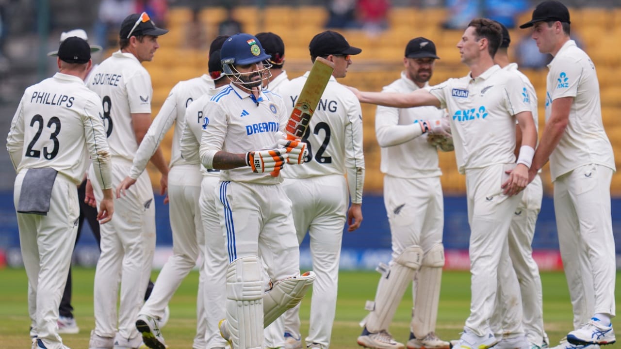 ന്യൂസീലൻഡിനെതിരായ ആദ്യ ടെസ്റ്റിൽ ഇന്ത്യ തകർന്നടിഞ്ഞു. ടോസ് നേടി ആദ്യം ബാറ്റ് ചെയ്ത ഇന്ത്യക്ക് തുടരെ വിക്കറ്റുകൾ നഷ്ടമായതോടെ 46 റൺസിലാണ് ഇന്ത്യ ഓൾ ഔട്ടായത്. ഇന്ത്യയുടെ ടെസ്റ്റ് ക്രിക്കറ്റ് ചരിത്രത്തിലെ തന്നെ ഏറ്റവും മോശം പ്രകടനങ്ങളിൽ ഒന്നാണിത്. (Image Credits - PTI)