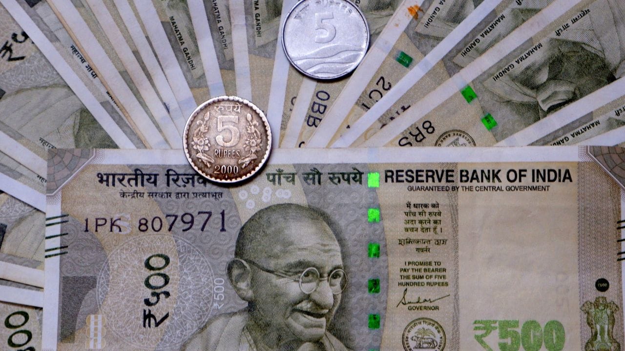 കാലാവധി പൂര്‍ത്തിയായ ശേഷം അടുത്ത അഞ്ച് വര്‍ഷത്തേക്ക് കൂടി നീട്ടാവുന്നതാണ്. ഈ നിക്ഷേപ തുകയുടെ പലിശ എല്ലാ മാസവും നിങ്ങളുടെ അക്കൗണ്ടിലേക്കെത്തും. സിംഗിള്‍ അക്കൗണ്ടില്‍ നിക്ഷേപിക്കാവുന്ന പരമാവധി തുകയുടെ പലിശ നിരക്ക് 7.4 ശതമാനമാണ്. ഇതനുസരിച്ച് എല്ലാ മാസവും നിങ്ങള്‍ക്ക് 5,550 രൂപ ലഭിക്കും. ഒരു വര്‍ഷം 66,600 രൂപയാകും പലിശയായി ലഭിക്കുക. അഞ്ച് വര്‍ഷം കൊണ്ട് പലിശ മാത്രം 3.33 ലക്ഷം രൂപയുണ്ടാകും. (Image Credits: SOPA Images/ Getty Images Creative)