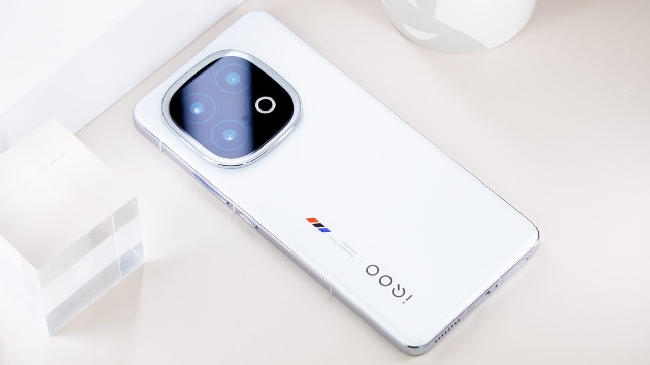 ഐകൂ ആരാധകർ ആകാംക്ഷയോടെ കാത്തിരുന്ന ഐകൂ 13 മോഡൽ വിപണിയിൽ. സ്നാപ്ഡ്രാഗണിൻ്റെ ഏറ്റവും പുതിയ ചിപ്സെറ്റും അട്രാ ഫാസ്റ്റ് ചാർജിംഗും സഹിതം ഏറെ സവിശേഷതകളുമായാണ് ഐകൂ 13 എത്തുക. നിലവിൽ ചൈനയിലാണ് ഫോൺ പുറത്തിറങ്ങിയത്. (Image Courtesy - Social Media)