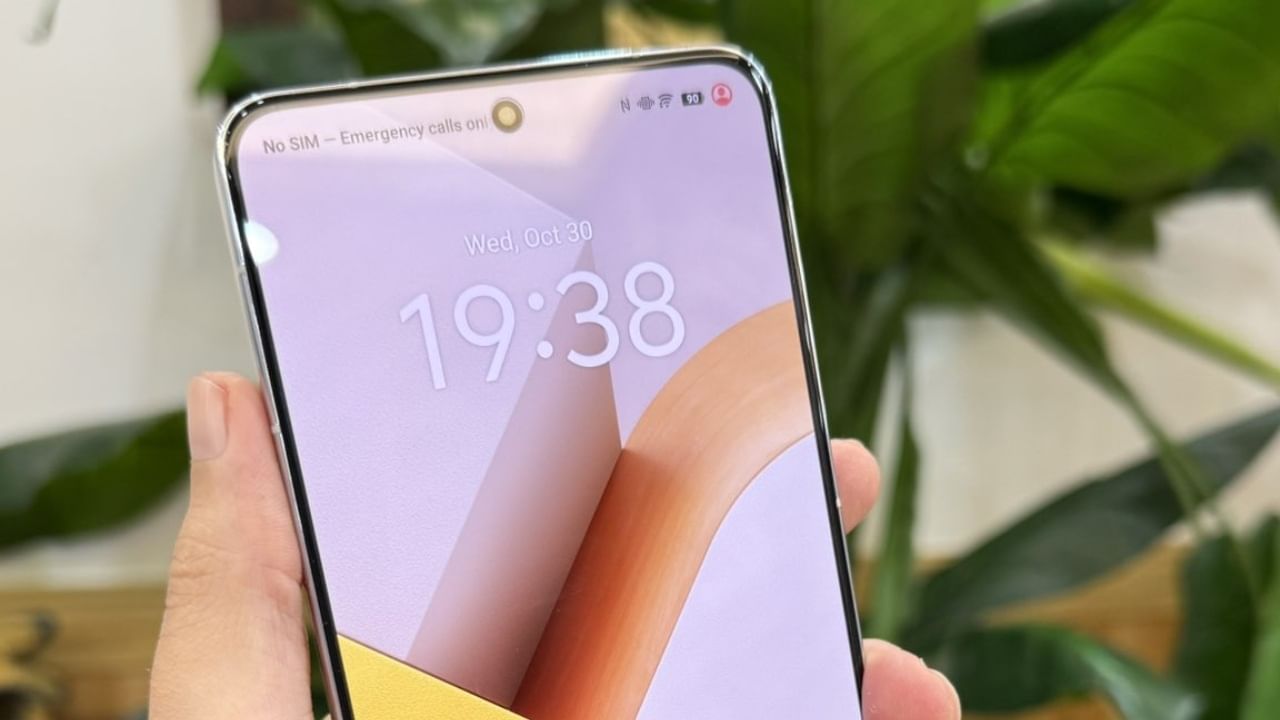 6.82 ഇഞ്ച് 2കെ ബിഒഇ ക്യു10 8ടി എൽടിപിഒ 2.0 ഒഎൽഇഡി ഡിസ്പ്ലേയാണ് ഫോണിലുണ്ടാവുക. 6150 എംഎഎച്ച് ബാറ്ററിയും 120 വാട്ടിൻ്റെ അതിവേഗ ചാർജിംഗ് സപ്പോർട്ടും ഫോണിൻ്റെ സവിശേഷതയാണ്. ഐപി68, ഐപി69 വാട്ടർ, ഡസ്റ്റ് സുരക്ഷയും ഫോണിലുണ്ട്. (Image Courtesy - Social Media)