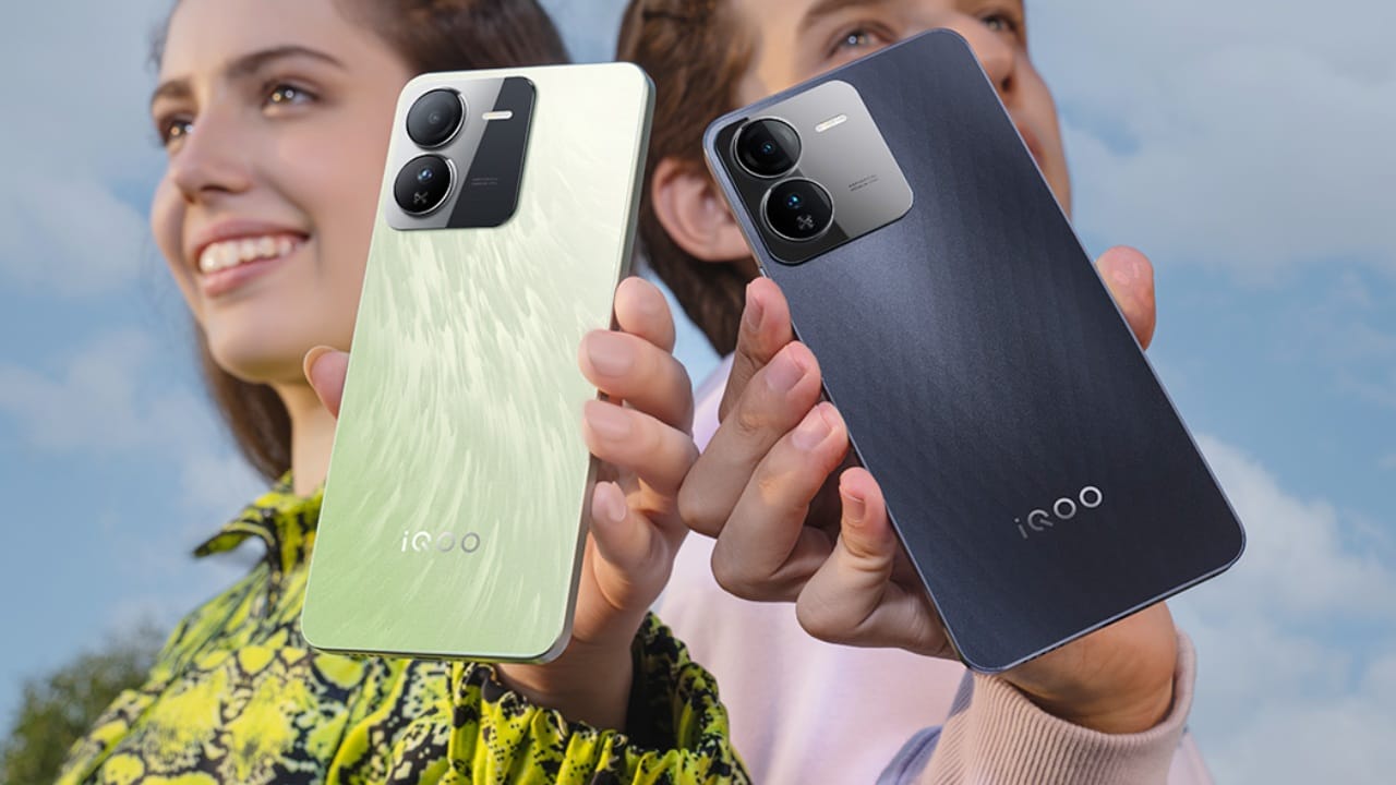 താരതമ്യേന കുറഞ്ഞ വിലയിൽ നല്ല ഫീച്ചറുകളുള്ള ഫോൺ നൽകുന്ന കമ്പനിയാണ് ഐകൂ. ഇതുവരെ ഐകൂ ഇന്ത്യയിൽ മാർക്കറ്റ് പിടിച്ചതും ഇങ്ങനെയാണ്. ഇപ്പോൾ പുതിയ ഒരു മോഡലുമായി ഐകൂ രംഗത്തുവന്നിരിക്കുകയാണ്. ഒരു പ്രീമിയം ഫോണുമായാണ് ഐകൂ ഇനിയെത്തുക എന്നാണ് റിപ്പോർട്ടുകൾ. (Image Courtesy - Iqoo 13 Facebook)