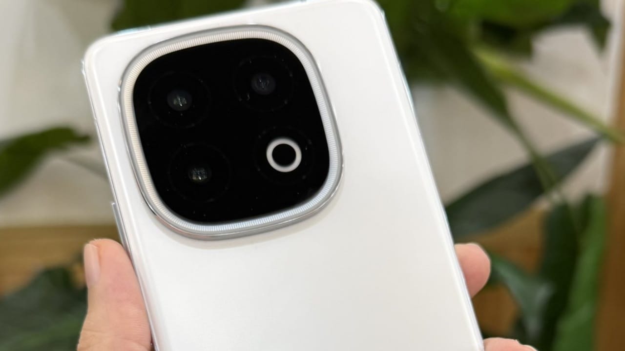 12 ജിബി + 256 ജിബിയുടെ ബേസിക് വേരിയൻ്റിന് 47,200 രൂപയാണ് ഇന്ത്യയിലെ ഏകദേശ വില. 16 ജിബി + 1 ടിബിയുടെ ഏറ്റവും പ്രീമിയം വേരിയൻ്റിന് 61,400 രൂപ നൽകണം. നിലവിൽ ചൈനയിലാണ് ഫോൺ ഇറങ്ങിയതെങ്കിലും ഏറെ വൈകാതെ ഇന്ത്യൻ മാർക്കറ്റിലും ഫോൺ എത്തും. (Image Courtesy - Social Media)