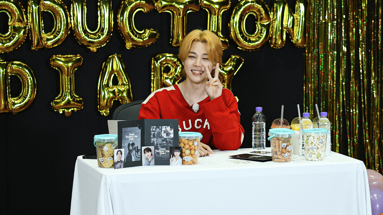 എന്നിരുന്നാലും, ആരാധകരെ ഒരിക്കലും നിരാശപ്പെടുത്താത്ത ബിടിഎസ് ഇത്തവണയും അവരെ നിരാശപ്പെടുത്തിയില്ല. ബിടിഎസ് ആർമിയെ ആവേശത്തിലാക്കിക്കൊണ്ട് ജിമിന്റെ ജന്മദിനം ആഘോഷിക്കാൻ ജിൻ ലൈവിലെത്തി. ബിടിഎസിലെ മുതിർന്ന അംഗമായ ജിൻ കഴിഞ്ഞ ജൂണിലാണ് സൈനിക സേവനം പൂർത്തിയാക്കി മടങ്ങിയെത്തിയത്. ജിന്നിന്റെ പിറന്നാൾ ദിനത്തിൽ അദ്ദേഹം സൈന്യത്തിലായിരുന്നത് കൊണ്ട് ജിമിനായിരുന്നു ആരാധകർക്കൊപ്പം പിറന്നാൾ ആഘോഷിച്ചിരുന്നത്. (Image Credits: Weverse)