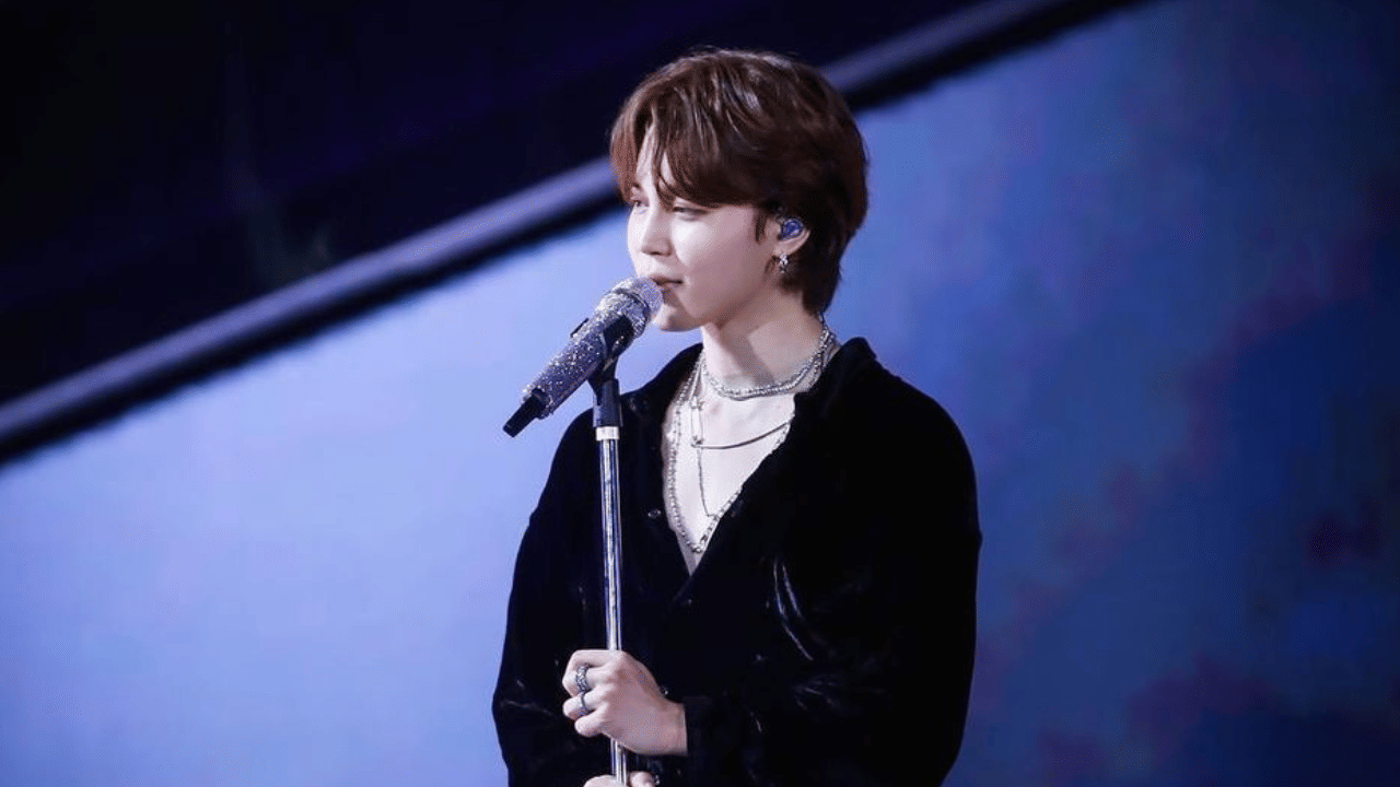 കൂടാതെ, കത്തുകൾ 'ഔട്ട്ഡേറ്റഡ്' ആയെന്ന് കരുതപ്പെടുന്ന ഈ കാലത്ത്, കൊറിയൻ ഐഡലുകൾക്ക് പിറന്നാൾ ദിനത്തിൽ കത്തെഴുതാനുള്ള അവസരം വീവേഴ്‌സ് ആപ്പ് ഒരുക്കുന്നു. കത്തിന്റെ ഒരു മോഡേൺ വേർഷൻ എന്ന് വേണമെങ്കിൽ പറയാം. ആപ്പിലൂടെയാണ് കത്തെഴുതുന്നത്. (Image Credits: Jimin Instagram)