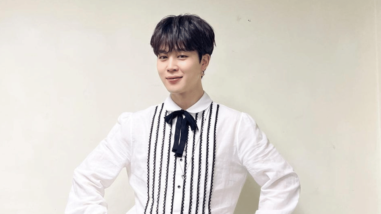 കൊറിയൻ ഐഡലുകൾക്ക് ആരാധകരുമായി നേരിട്ട് സംവാദത്തിൽ ഏർപ്പെടാൻ അവസരം ഒരുക്കുന്നതിനായി നിർമ്മിച്ചിരിക്കുന്ന ആപ്പാണ് വീവേഴ്‌സ്. ഇതിലൂടെയാണ് താരങ്ങൾ ലൈവ് വരുന്നതും, പുതിയ വിശേഷങ്ങൾ പങ്കുവെക്കുന്നതുമെല്ലാം. കൂടാതെ, താരങ്ങളുടെ ജന്മദിനത്തിൽ നമ്മൾ ഈ ആപ്പ് തുറന്നാൽ 'ജന്മദിനാശംസകൾ നേരൂ' എന്നൊരു പോപ്പ്അപ്പ് നോട്ടിഫിക്കേഷൻ വരും. അതിൽ കേറി നമുക്ക് ഇഷ്ടതാരങ്ങൾക്ക് കത്തെഴുതാവുന്നതാണ്. (Image Credits: Jimin Instagram)