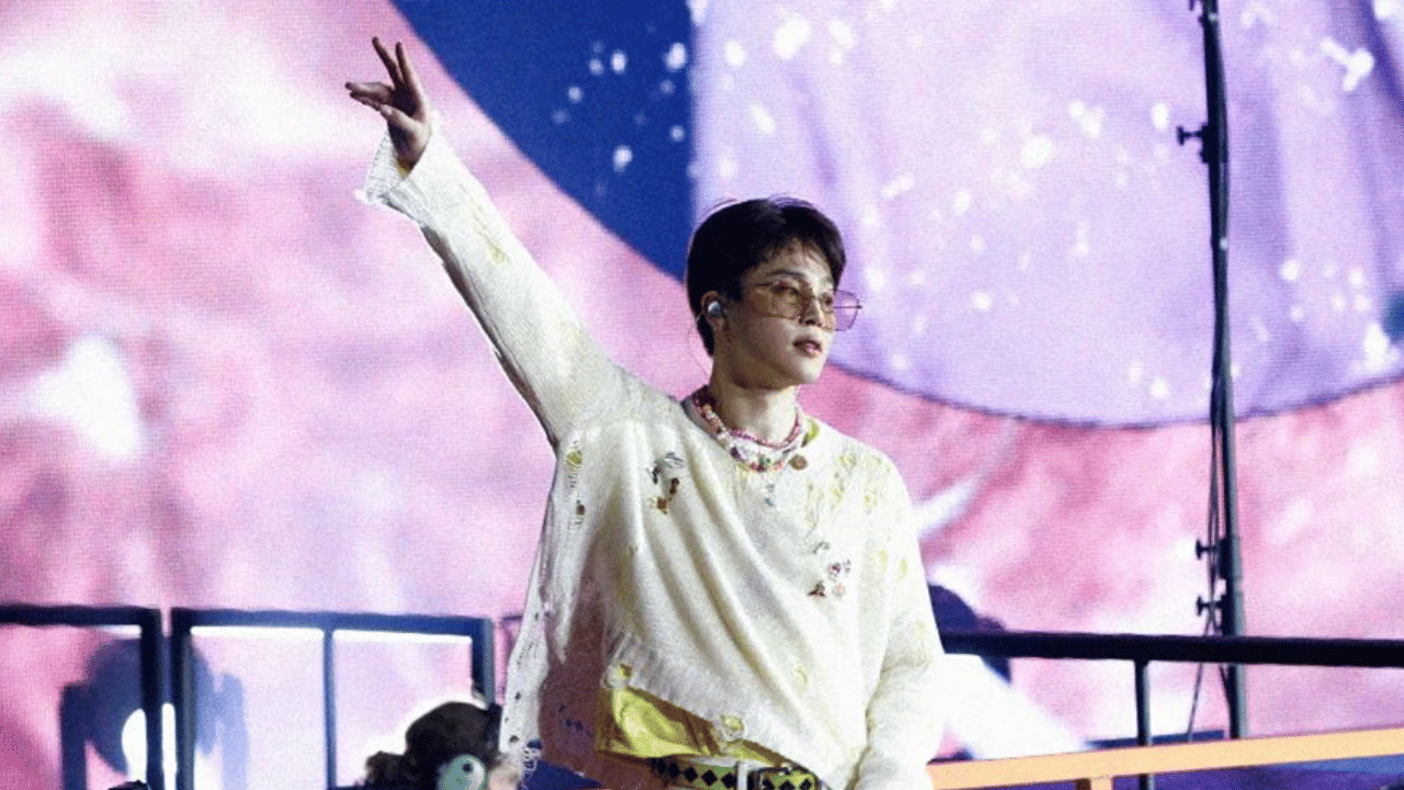 അതിനാൽ, ഇത്തവണ കേക്കും അലങ്കാരവുമായി ജിമിന്റെ പിറന്നാളിന് ജിന്നുമെത്തി. കേക്ക് മുറിക്കുകയും, ആശംസകൾ നേരുകയും മാത്രമല്ല, ആരാധകർ ഏറെ കാത്തിരുന്ന ജിമിന്റെ പട്ടാളത്തിലെ വിശേഷങ്ങളും ജിൻ പങ്കുവെച്ചു. (Image Credits: Jimin Instagram)