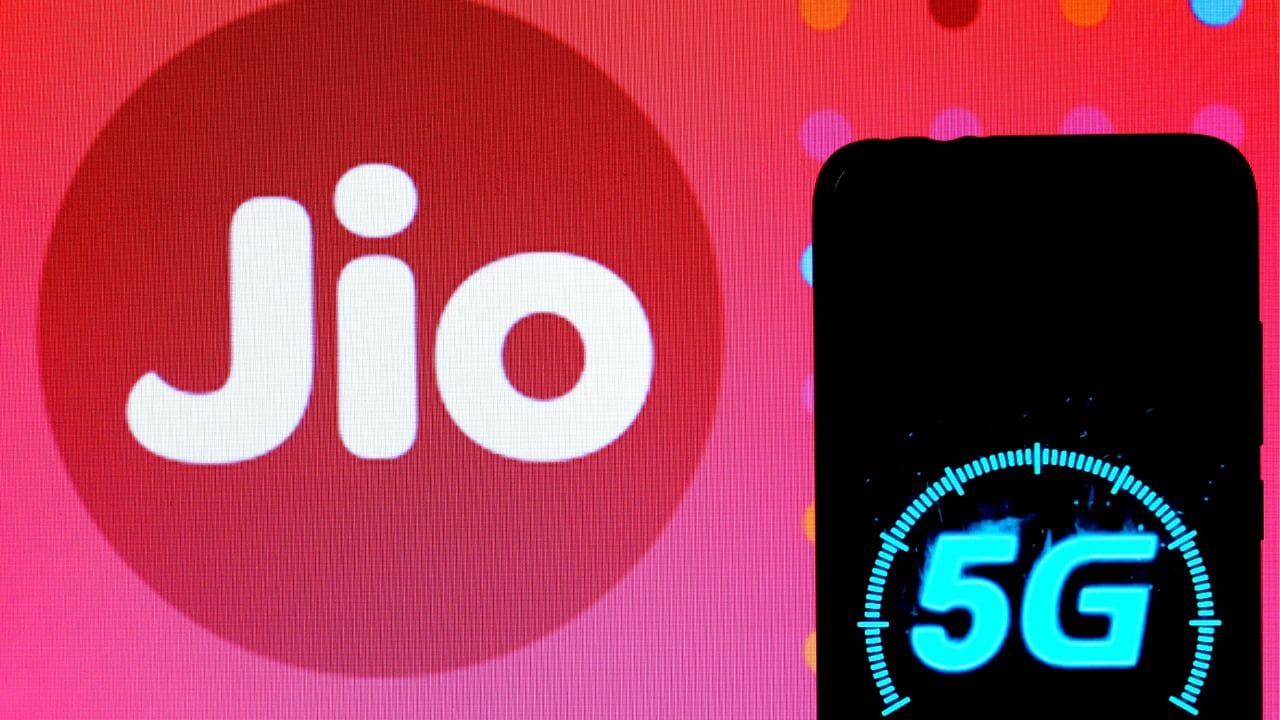 39 രൂപയുടെ പ്ലാന്- 39 രൂപയുടെ പ്ലാനാണ് ജിയോ ഏറ്റവും കുറഞ്ഞ നിരക്കില് നല്കുന്നത്. യുഎസ്, കാനഡ എന്നിവിടങ്ങളില് ലഭിക്കുന്ന പ്ലാനാണിത്. 30 മിനിറ്റ് വാലിഡിറ്റിയാണ് ഈ പ്ലാനിനുള്ളത്. ഈ സമയത്തിനുള്ളില് അന്താരാഷ്ട്ര കോളുകള് വിളിക്കാവുന്നതാണ്. (Image Credits: Getty Images)