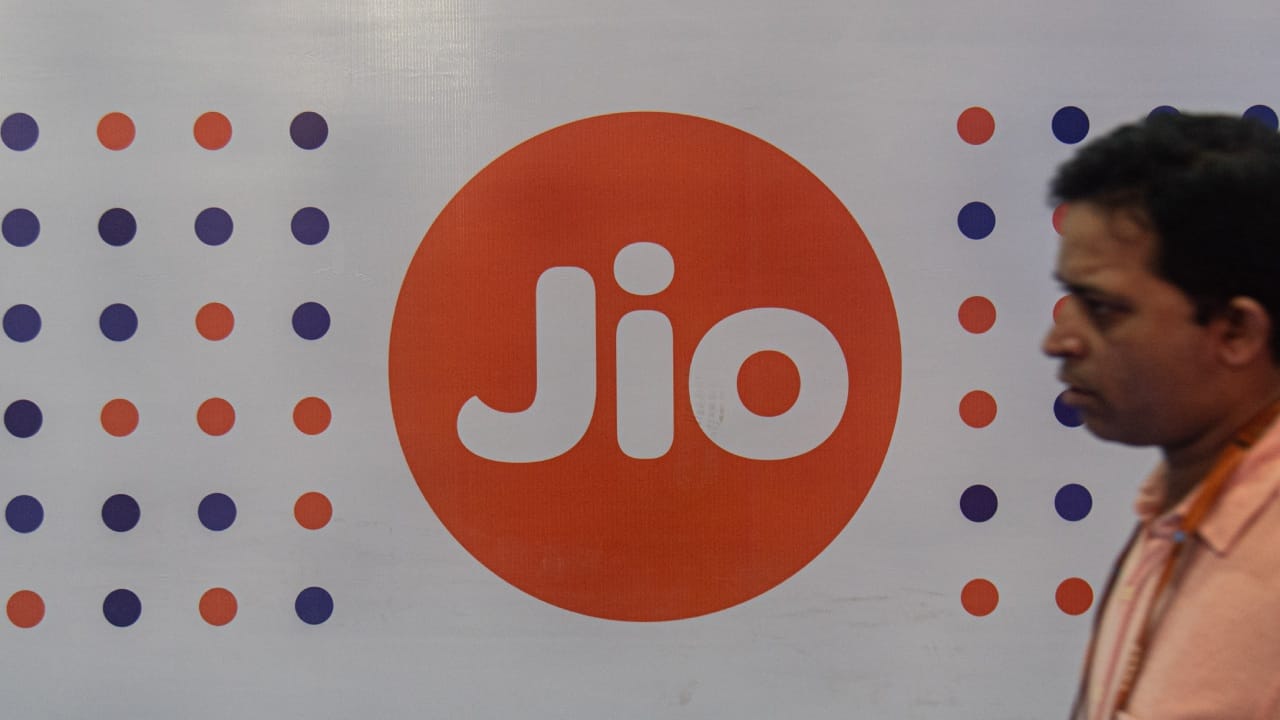 റിലയൻസ് ജിയോയുടെ ബഡ്ജറ്റ് സ്മാർട്ട് ഫോൺ ജിയോഭാരതിൻ്റെ പുതിയ രണ്ട് പതിപ്പുകൾ വിപണിയിൽ. ജിയോഭാരത് വേർഷൻ മൂന്നും നാലുമാണ് വിപണിയിലെത്തിയത്. സാധാരണക്കാർക്കും 4ജി സേവനങ്ങൾ ഉപയോഗിക്കാനാവുമെന്ന അവകാശവാദത്തോടെയാണ് ജിയോഭാരത് വിപണിയിലെത്തിയത്. (Image Credits - Getty Images)