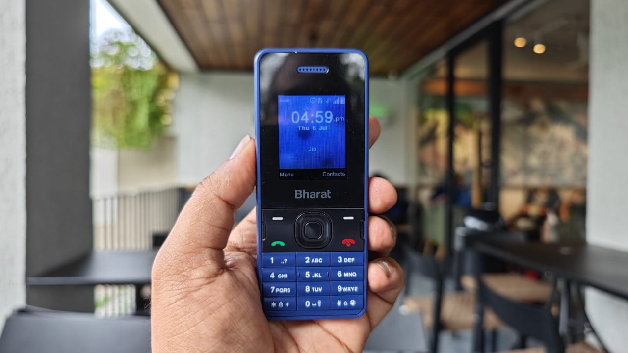 ജിയോഭാരത് ഫോണുകൾക്ക് വിലകുറച്ച് റിലയൻസ് ജിയോ. ദീപാവലിയോടനുബന്ധിച്ചാണ് തങ്ങളുടെ 4ജി ഫീച്ചർ ഫോണുകൾക്ക് ജിയോ വിലകുറച്ചത്. 999 രൂപ വിലയുണ്ടായിരുന്ന ഫോൺ ഇപ്പോൾ 300 കുറഞ്ഞ് 699 രൂപ ആയിട്ടുണ്ട്. ജിയോഭാരത് ദിവാലി ധമാക്ക ഓഫറിലാണ് വിലക്കുറവ്. (Image Courtesy - Social Media)