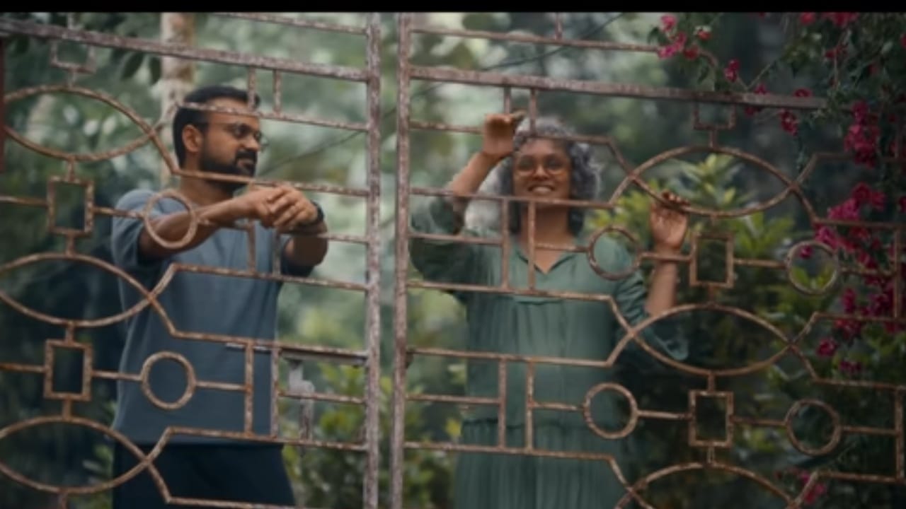 ഏറെക്കാലത്തെ ഇടവേളയ്ക്ക് ശേഷം നടി ജ്യോതിർമയി അഭിനയത്തിലേക്ക് തിരികെയെത്തുന്ന സിനിമയാണ് അമൽ നീരദ് അണിയിച്ചൊരുക്കുന്ന ബോഗൻ വില്ല. ബോഗൻ വില്ലയിലെ സ്തുതി പാട്ട് ഏറെ ശ്രദ്ധിക്കപ്പെട്ടിരുന്നു. എന്നാൽ, വിനായക് ശശികുമാർ എഴുതിയ പാട്ടിനെതിരെ ചില വിമർശനങ്ങളുമുയർന്നു. (Image Courtesy - Screengrab)