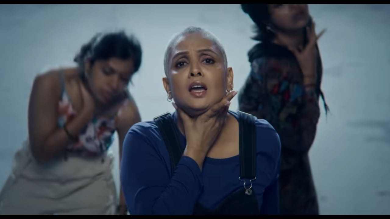 പാട്ട് ക്രൈസ്തവ വിശ്വാസികളുടെ വികാരം വ്രണപ്പെടുത്തുന്നതാണെന്നായിരുന്നു പൊതുവേ ഉയർന്ന ആക്ഷേപം. മലബാർ സഭ ഉൾപ്പെടെയുള്ളവർ പാട്ട് സാത്താൻ സേവയെ പ്രോത്സാഹിപ്പിക്കുന്നതാണെന്ന തരത്തിലുള്ള വിമർശനങ്ങൾ ഉയർത്തിയിരുന്നു. ഇത്തരം വിമർശനങ്ങളോട് ഇപ്പോൾ ജ്യോതിർമയി പ്രതികരിച്ചിരിക്കുകയാണ്. (Image Courtesy - Screengrab)