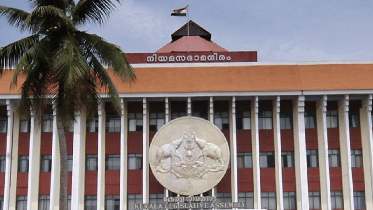 Kerala Assembly Session: നിയമസഭ സമ്മേളനം ഇന്ന് മുതൽ; വിവാദങ്ങൾ ആയുധമാക്കാൻ ഒരുങ്ങി പ്രതിപക്ഷം Kerala Assembly Session: നിയമസഭ സമ്മേളനം ഇന്ന് മുതൽ; വിവാദങ്ങൾ ആയുധമാക്കാൻ ഒരുങ്ങി പ്രതിപക്ഷം