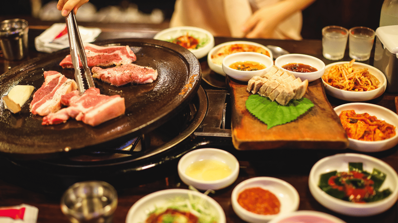 കൊറിയൻ ഡ്രാമകളും, കൊറിയൻ പോപ് സംഗീതവുമെല്ലാം തരംഗമാവുമ്പോൾ, സീരിസുകളിലൂടെ പരിചയപ്പെടുന്ന ഭക്ഷണങ്ങൾക്കും ആരാധകർ ഏറെയാണ്. കൊറിയൻ ഭക്ഷണ സാധനങ്ങളും, ചോപ്സ്റ്റിക്ക് ഉപയോഗിച്ച് കഴിക്കുന്ന രീതിയുമെല്ലാം ഇപ്പോൾ കേരളത്തിലും ചർച്ചയാണ്. കൊറിയൻ തരംഗം കേരളത്തിൽ ആഞ്ഞടിക്കുന്നതിന്റെ തെളിവാണ്, കേരളത്തിൽ നിലവിലുള്ള കൊറിയൻ റസ്റ്റോറന്റുകൾ. ഇവിടുത്തെ പോലെ തന്നെ, ചോറ് അവിടെയും ഒരു മെയിൻ ഐറ്റം തന്നെയാണ്. കൊറിയക്കാരുടെ പ്രധാന ചില ഭക്ഷണങ്ങൾ പരിചയപ്പെടാം. (Image Credits: Lingxiao Xie/ Getty Images Creative)