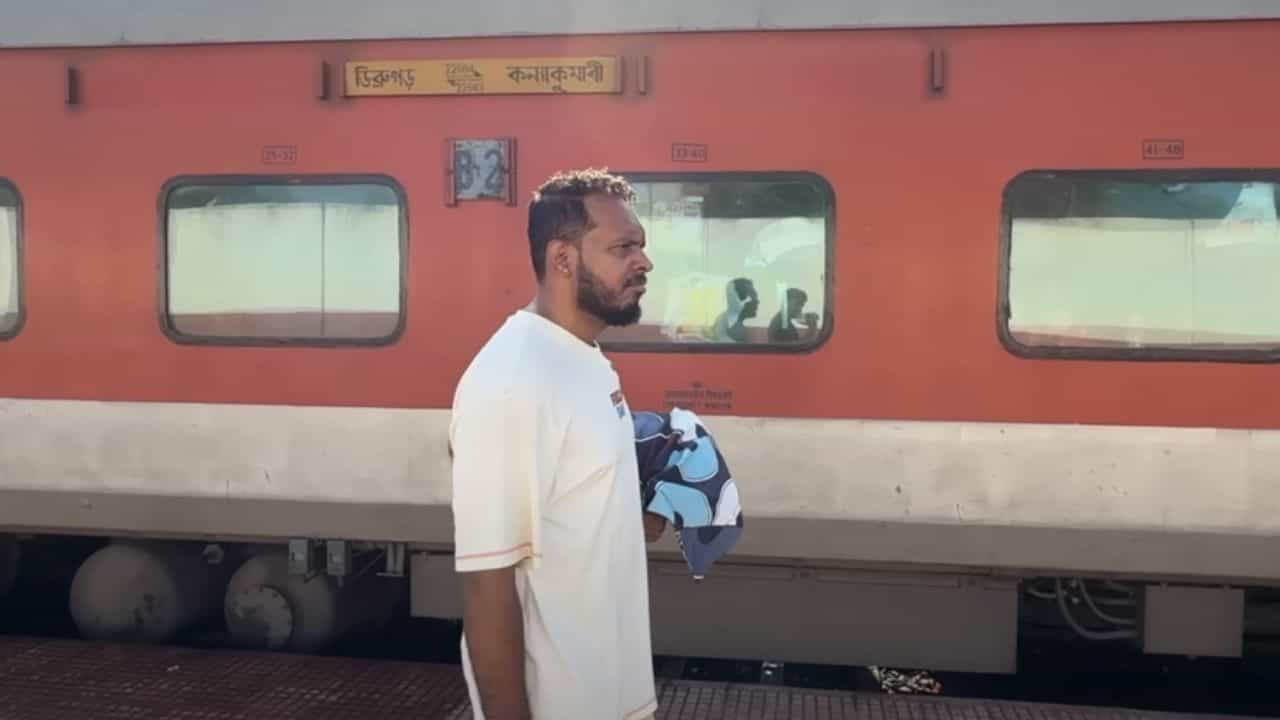Karthik Surya : ആയിരം വീലിൽ ഓടുന്ന സെപ്റ്റിക് ടാങ്ക്; ഇന്ത്യയിലെ ഏറ്റവും ദൈർഘ്യമേറിയ ട്രെയിനിലെ യാത്ര അനുഭവം പങ്കുവെച്ച് കാർത്തിക് സൂര്യ Karthik Surya : ആയിരം വീലിൽ ഓടുന്ന സെപ്റ്റിക് ടാങ്ക്; ഇന്ത്യയിലെ ഏറ്റവും ദൈർഘ്യമേറിയ ട്രെയിനിലെ യാത്ര അനുഭവം പങ്കുവെച്ച് കാർത്തിക് സൂര്യ