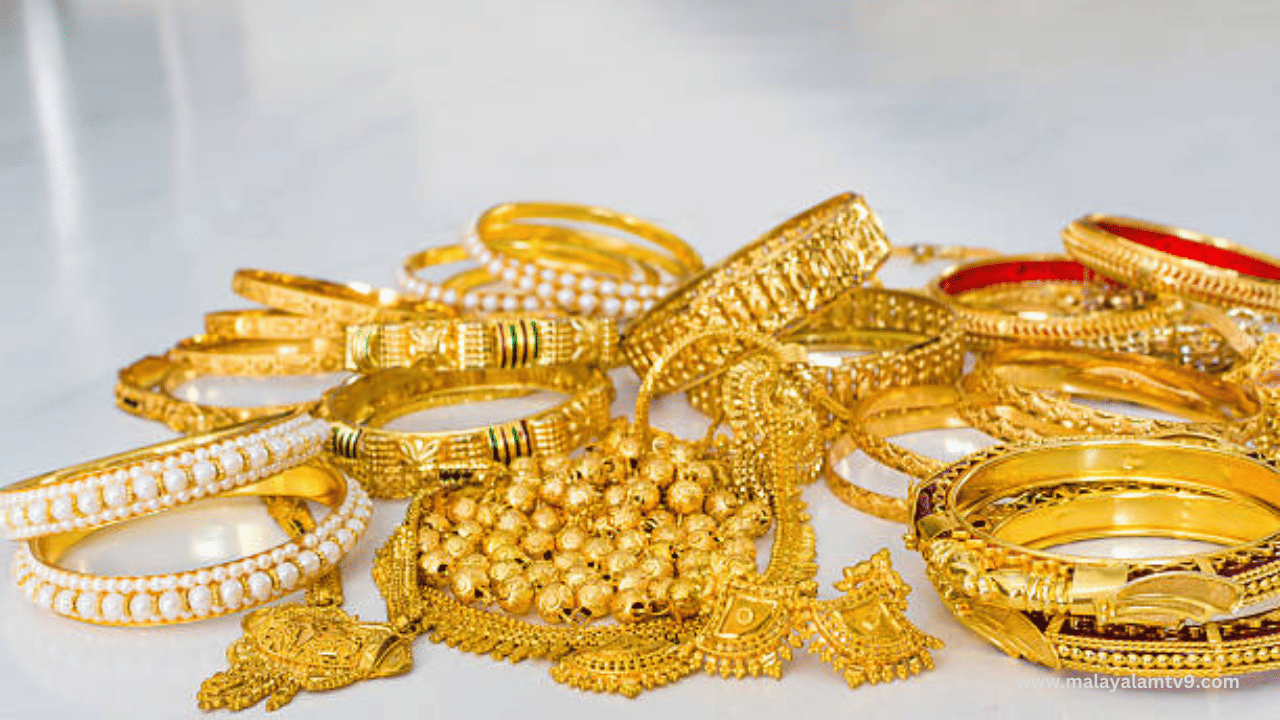 കേരളത്തിൽ സ്വർണവിലയിൽ നേരിയ കുറവ്. ഗ്രാമിന് 20 രൂപ കുറഞ്ഞ് 7,100 രൂപയിലെത്തി. പവന് 160 രൂപ കുറഞ്ഞ് 56,800 രൂപയായി. രണ്ടുദിവസമായി മാറ്റമില്ലാതെ തുടർന്ന സ്വർണവിലയിൽ ഇന്നാണ് നേരിയ കുറവ് രേഖപ്പെടുത്തിയത്. ഒക്ടോബർ നാല് മുതൽ ആറ് വരെ ഗ്രാമിന് 7,120 രൂപയും പവന് 56,960 രൂപയുമായിരുന്ന സംസ്ഥാനത്തെ എക്കാലത്തെയും ഉയർന്ന വില. (Image Credits: Gettyimages)

