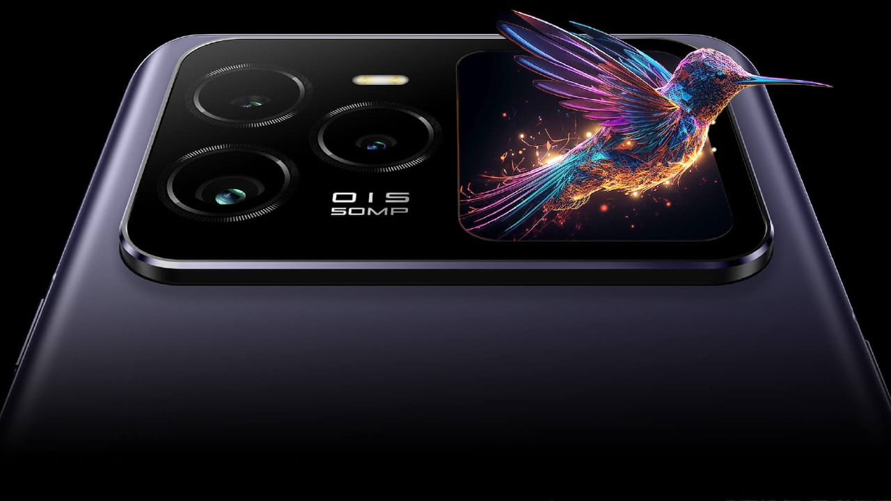 മിനി ഡിസ്പ്ലേയോട് ചേർന്നുള്ള ക്യാമറ പാനലിൽ 50 മെഗാപിക്സൽ ക്യാമറയാണ് പ്രധാനമായി ഉള്ളത്. 8 മെഗാപിക്സൽ അൾട്രാവൈഡ്, 8 മെഗാപിക്സൽ ടെലിഫോട്ടോ എന്നിവയാണ് മറ്റ് ക്യാമറകൾ. 16 മെഗാപിക്സലാണ് സെൽഫി ക്യാമറ. 8 ജിബി റാം, 5000 എംഎഎച്ച് ബാറ്ററി, 66 വാട്ട് ഫാസ്റ്റ് ചാർജിങ് തുടങ്ങി മറ്റ് വിവിധ ഫീച്ചറുകളും സവിശേഷതകളും ഫോണിനുണ്ട്. (Image Courtesy - Lava Website)