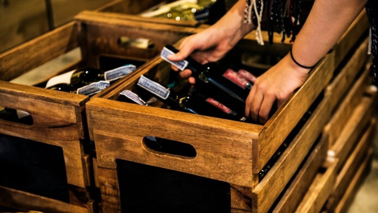 ഒക്ടോബർ 31-ന് രാജ്യത്ത് ദീപാവലിയാണ് . അന്ന് രാജ്യ വ്യാപകമായി അവധിയാണ്. എന്നാൽ മദ്യശാലകളെ അവധി ബാധിക്കുമോ എന്നതാണ് അറിയേണ്ടത്. കേരളത്തിൽ സാധാരണ എല്ലാ പൊതു അവധികളിലും മദ്യശാലകൾക്ക് അവധി ഉണ്ടാവാറില്ല.
