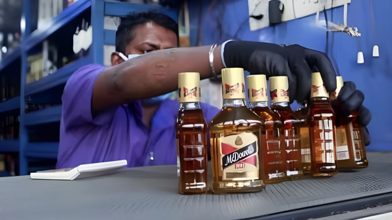 സംസ്ഥാനത്തെ എല്ലാ പൊതു അവധികൾക്കും ബെവ്കോയ്ക്ക് അവധിയുണ്ടായിരിക്കില്ല, എന്നാൽ എല്ലാ മാസവും 1-ാം തീയ്യതി, ഗാന്ധിജയന്തി, ശ്രീനാരായണ ഗുരുജയന്തി, ലഹരി വിരുദ്ധ ദിനം തുടങ്ങിയ ദിവസങ്ങളിലും ബെവ്കോ അവധിയായിരിക്കും