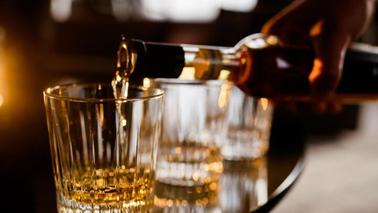 നവംബർ 1-ന് ബാറുകളും പ്രവർത്തിക്കില്ല, അന്ന് എല്ലാ മദ്യശാലകൾക്കും അവധിയായിരിക്കും