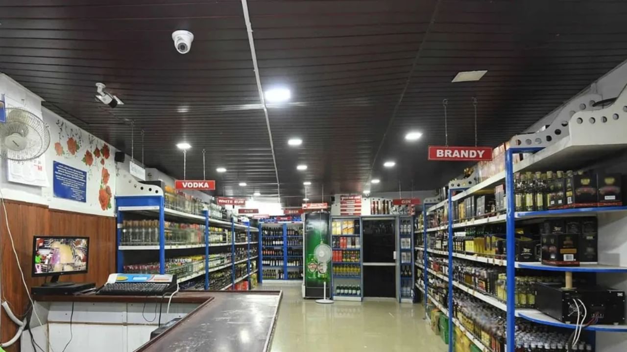 ദീപാവലിയിൽ ബെവ്കോ  ഷോപ്പുകൾ തുറന്ന് പ്രവർത്തിക്കും. ഒപ്പം തന്നെ അടുത്ത് അവധി വരുന്നത് നവംബർ 1-നാണ് അന്ന് സംസ്ഥാന വ്യാപകമായി ഡ്രൈ ഡേ ആയതിനാൽ കേരളത്തിൽ ഒരു ബെവ്കോ ഷോപ്പ് പോലും തുറക്കില്ല