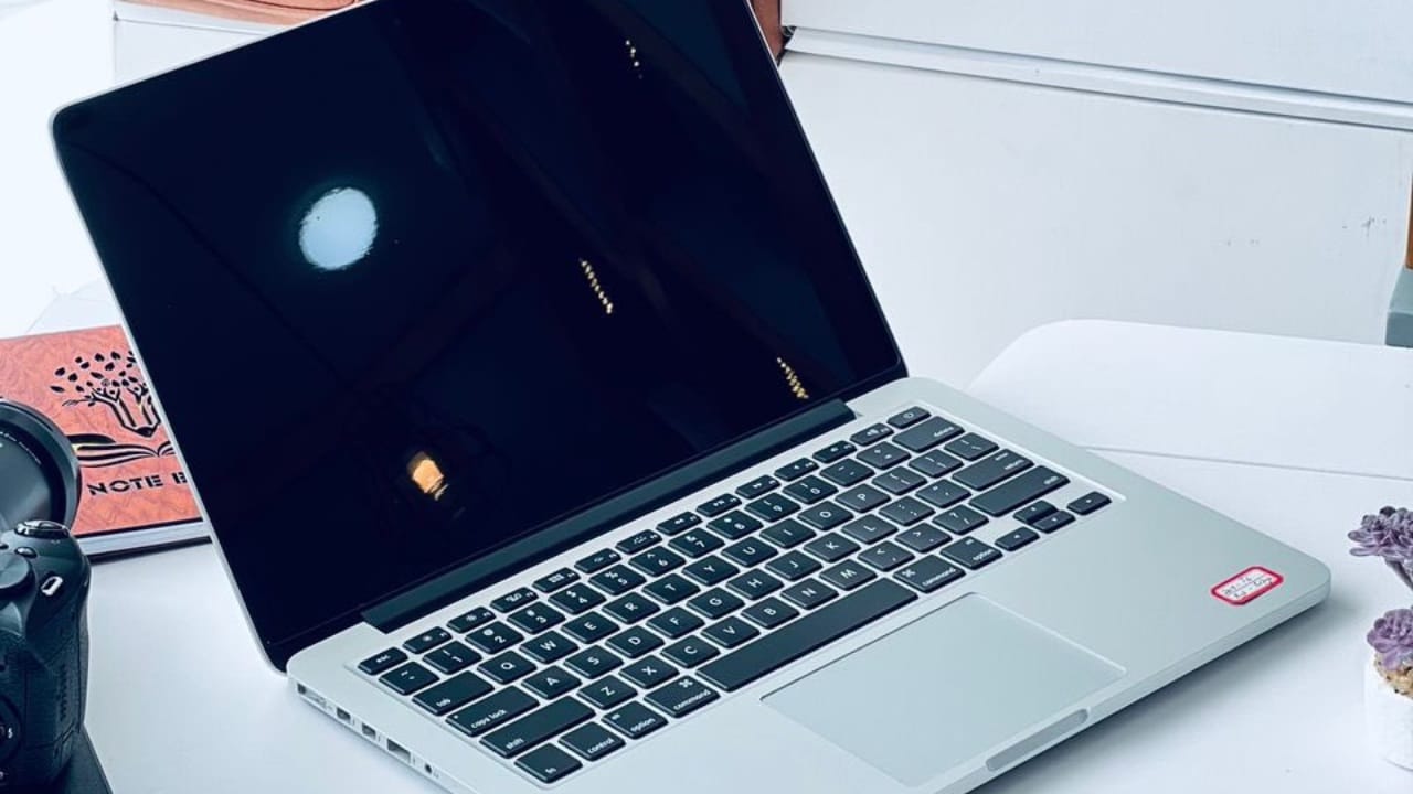 മാക്ക്ബുക്ക് എയറിൻ്റെ അപ്ഡേറ്റഡ് വേർഷൻ അടുത്ത വർഷം പുറത്തിറക്കാനൊരുങ്ങി ആപ്പിൾ. എം4 ചിപ്പ് അടങ്ങുന്ന മാക്ക്ബുക്ക് എയർ മോഡലാണ് 2025 ആദ്യം പുറത്തിറങ്ങുക. എം4 ചിപ്പ് അടങ്ങുന്ന മാക് സ്റ്റുഡിയോ മോഡലും ആപ്പിൾ അണിയറയിലൊരുക്കുന്നുണ്ട് എന്നാണ് വിവരം. (Image Courtesy - Social Media)