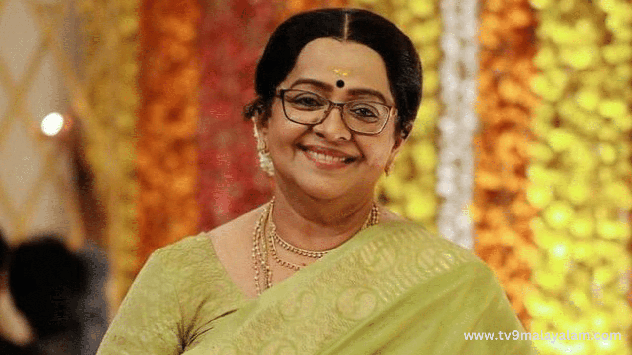 സോഷ്യൽ മീഡിയയിൽ ഏറെ സജീവമായ താരം പലപ്പോഴും മക്കളെ ട്രോളി എത്താറുണ്ട്. ഇത് വലിയ രീതിയിൽ സോഷ്യൽ മീഡിയയിൽ വൈറലാകാറുണ്ട്. കഴിഞ്ഞ ദിവസം മകനും നടനുമായ പൃഥ്വിരാജിനെ ട്രോളിയും മല്ലിക എത്തിയിരുന്നു.സംവിധാനം കഴിഞ്ഞ് അഭിനയത്തിലേക്ക് പോകുന്ന താരം ഏത് ചിത്രമാണ് എന്നത് തുറന്നുപറഞ്ഞിരുന്നില്ല. (image credits: instagram)