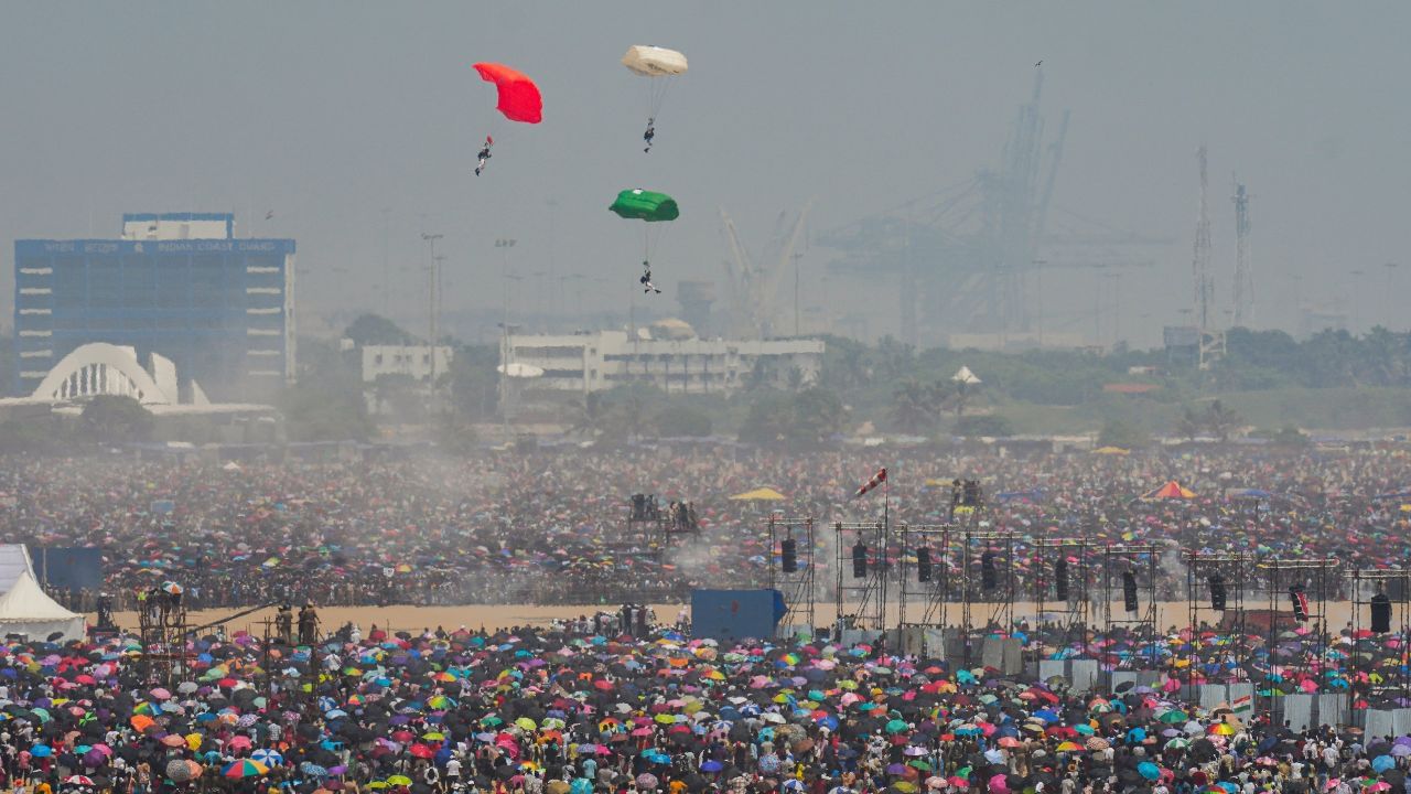 Marina Stampede: അഞ്ച് പേര്ക്ക് ദാരുണാന്ത്യം; മറീന ബീച്ചില് ആളുകള് ശ്വാസം മുട്ടി മരിച്ചു Marina Stampede: അഞ്ച് പേര്ക്ക് ദാരുണാന്ത്യം; മറീന ബീച്ചില് ആളുകള് ശ്വാസം മുട്ടി മരിച്ചു