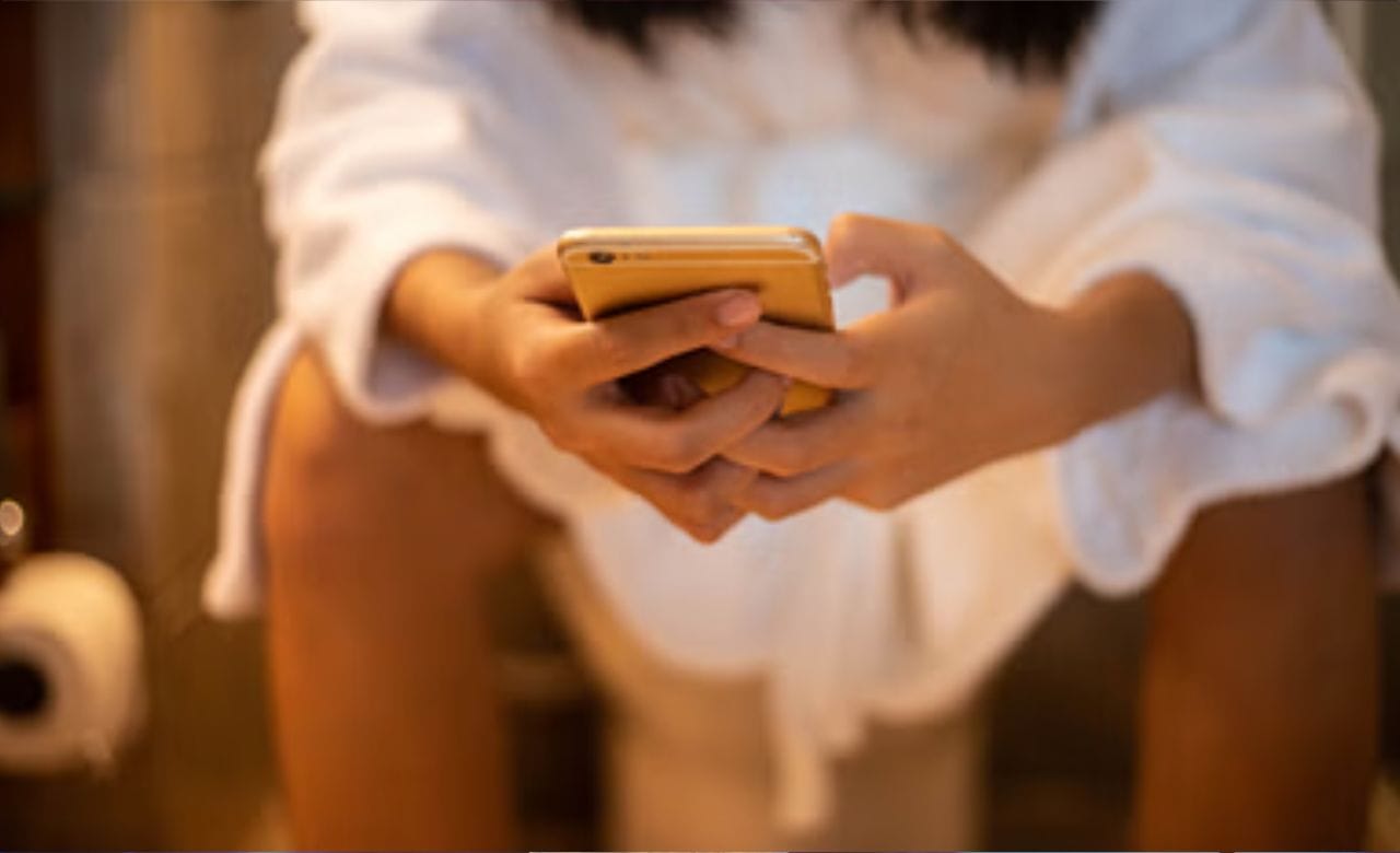 ടോയ്ലറ്റ് സീറ്റുകളെക്കാൾ 10 ശതമാനം അണുകൾ ഇത്തരത്തിൽ മൊബെെൽ ഫോണിലൂടെ ശരീരത്തിൽ പ്രവേശിക്കുമെന്നാണ് വിദ​ഗ്ധർ പറയുന്നത്. അണുകൾ ഉള്ള പ്രതലങ്ങളിൽ സ്പർശിച്ച് മൊബെെൽ ഫോൺ ഉപയോ​ഗിക്കുന്നതാണ് ഇവ ശരീരത്തിൽ അടിഞ്ഞുകൂടാൻ കാരണം. (Image Credits: Arisara_Tongdonnoi)