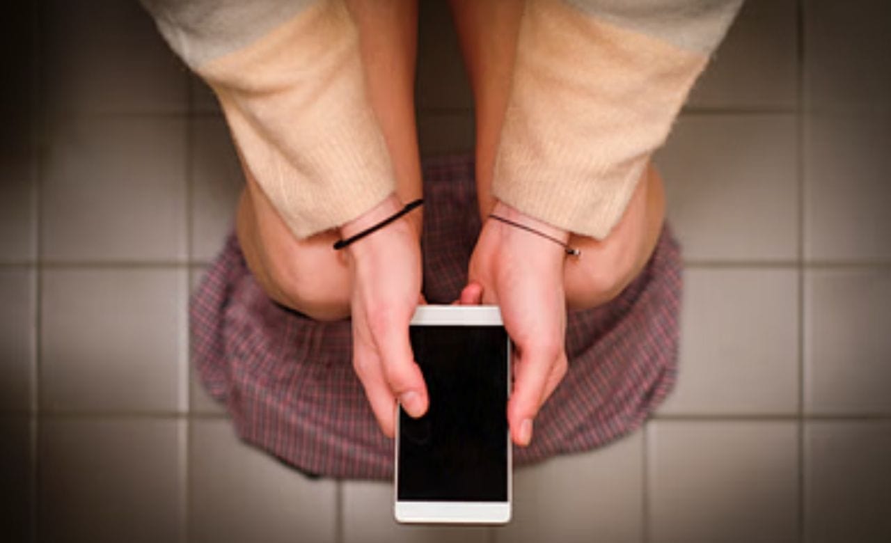 ടോയ്ലറ്റിൽ കൂടുതൽ നേരം മൊബെെൽ ഫോൺ ഉപയോ​ഗിക്കുന്നത് വഴി പോസ്ച്ചർ ശരിയല്ലാതാകും. കഴുത്തിനും നടുവിനുമൊക്കെ സ്ഥിരമായ വേദന അനുഭവപ്പെടും. ഫോൺ നോക്കാൻ വളഞ്ഞിരിക്കുന്നത് നട്ടെല്ലിനും അതിനു ചുറ്റുമുള്ള പേശികൾക്കും പ്രശ്നമുണ്ടാക്കുന്നു. (Image Credits: Christoph Hetzmannseder)