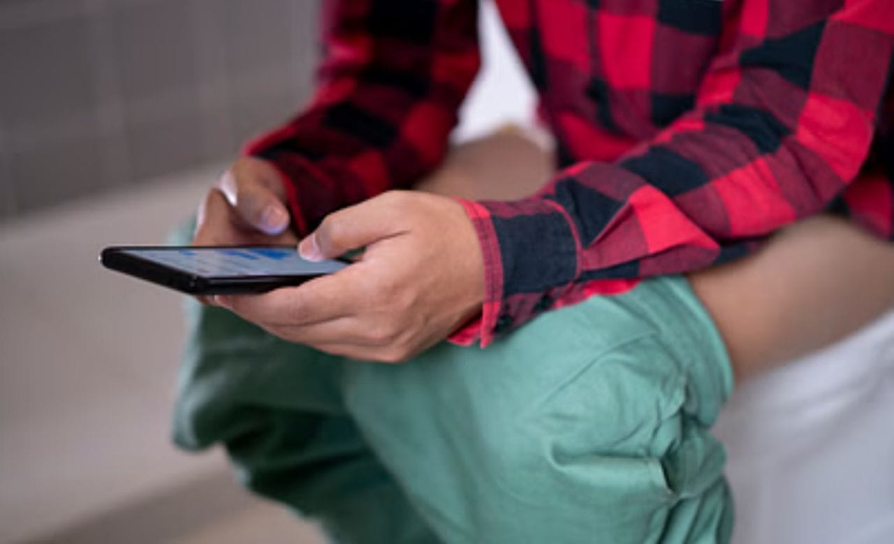 ടോയ്ലറ്റിൽ കൂടുതൽ നേരം മൊബെെൽ ഫോണുമായി ഇരിക്കുന്നവർക്ക് അർശസിനുള്ള സാധ്യതയും കൂടുതലാണ്. മൊബെെൽ ഫോണുമായി ദീർഘസമയം ചെലവഴിക്കുന്നത് മലദ്വാരത്തിലെ നാഡികളിൽ സമ്മർദ്ദമുണ്ടാകുകയും ഇത് അർശസിന് കാരണമാകുകയും ചെയ്യുന്നു. (Image Credits: seksan Mongkhonkhamsao)