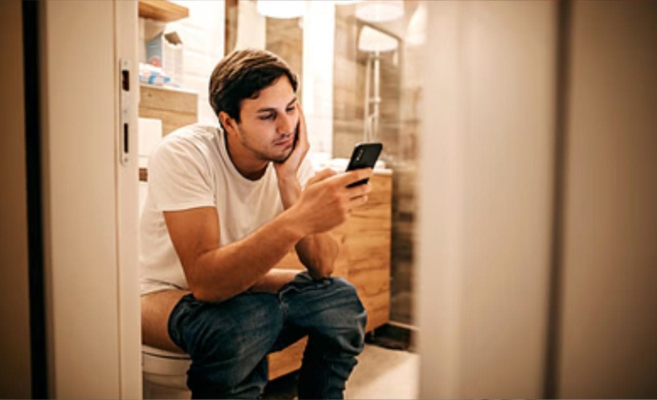 മൊബെെൽ ഫോണുമായി ദീർഘസമയം ടോയ്ലറ്റിൽ ഇരിക്കുന്നവരുടെ രക്തചക്രമണവും തകരാറിലാകും. ഇത് രക്തം കട്ടപിടിക്കുന്ന ആരോ​ഗ്യപ്രശ്നങ്ങൾക്ക് കാരണമാകുന്നു. ഹൃദയാരോ​ഗ്യം തകരാറിലാകാനും സാധ്യതയുണ്ട്. (Image Credits: StefaNikolic)