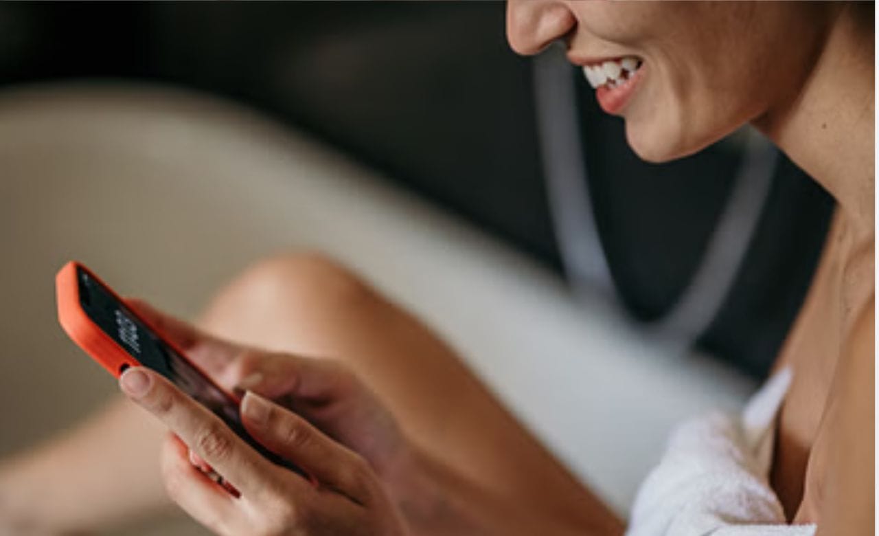 മൊബെെൽ ഫോണിൽ നിന്നുള്ള നീലവെളിച്ചം കണ്ണിന് കൂടുതൽ സമ്മർദ്ദം നൽകും. വെളിച്ചം അധികം കടക്കാത്ത ബാത്ത്റൂമിലും ടോയ്ലറ്റിലും ഫോൺ ഉപയോ​ഗിക്കുന്നത് കണ്ണിന്റെ സമ്മർദ്ദം കൂടാനും കാരണമാകുന്നു. രാത്രികാലങ്ങളിൽ ടോയ്ലറ്റിൽ മൊബെെൽ ഫോൺ ഉപയോ​ഗിക്കുന്നത് ഉറക്കത്തെയും തകരാറിലാക്കും. (Image Credits: Studio4)