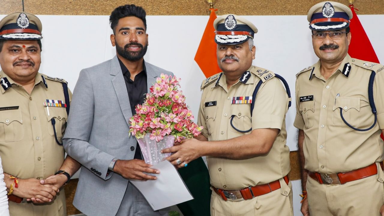 Mohammed Siraj : മുഹമ്മദ് സിറാജ് ഇനി ഡെപ്യൂട്ടി സൂപ്രണ്ട് ഓഫ് പോലീസ്; ഓഫീസിലെത്തി ചുമതലയേറ്റു